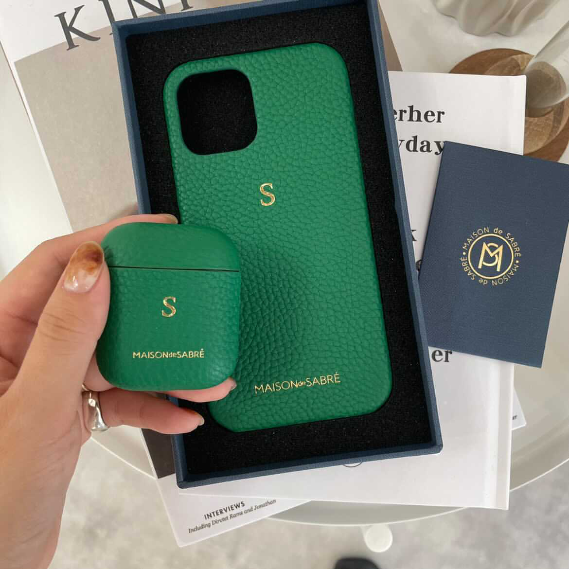 [KREAM 단독] Maison de Sabre AirPods Case Emerald Green, [KREAM 단독] Maison de Sabre iphone Case 14 Pro Emerald Green 착용 스타일