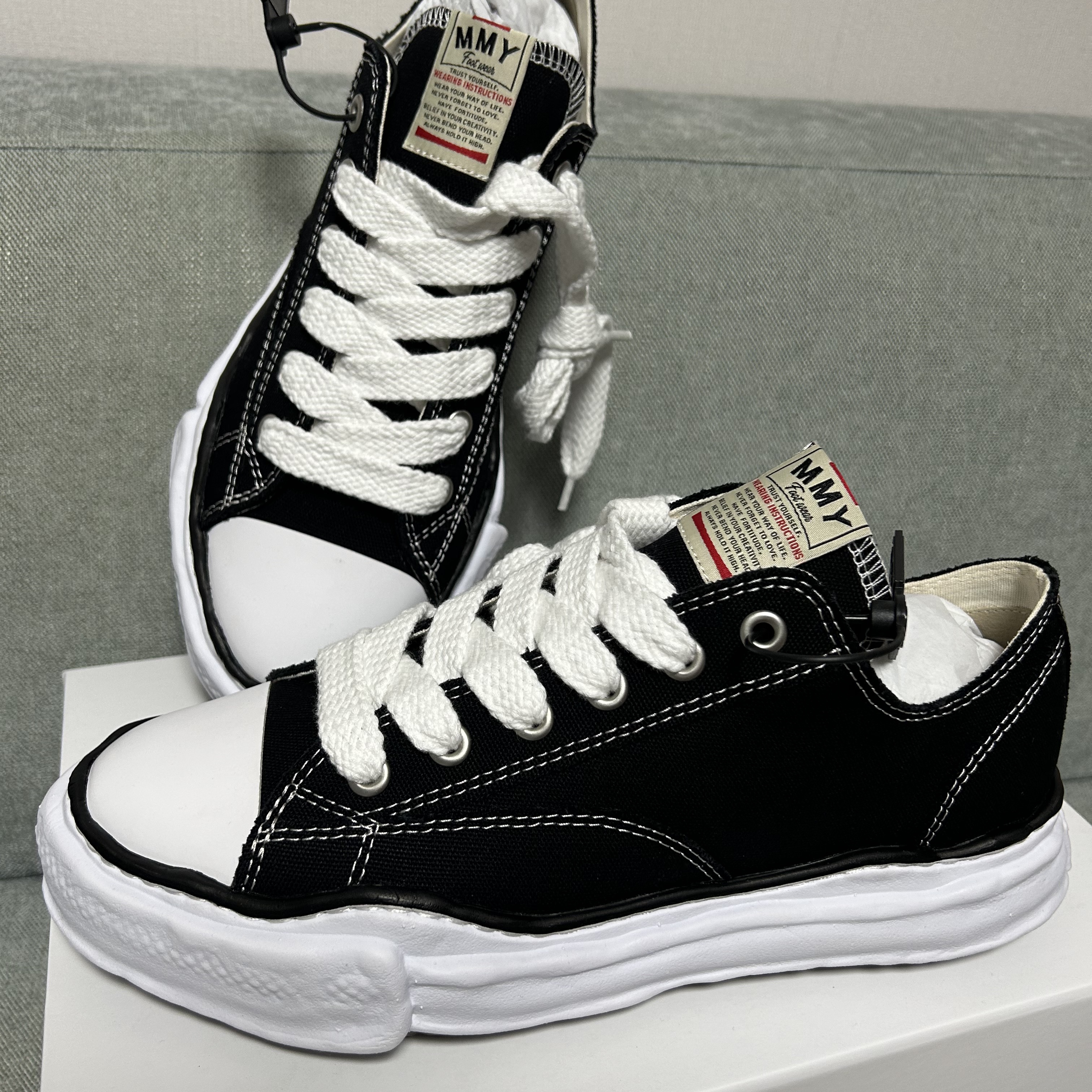 Maison Mihara Yasuhiro Peterson OG Sole Canvas Low Sneakers Black 착용 스타일 - 1
