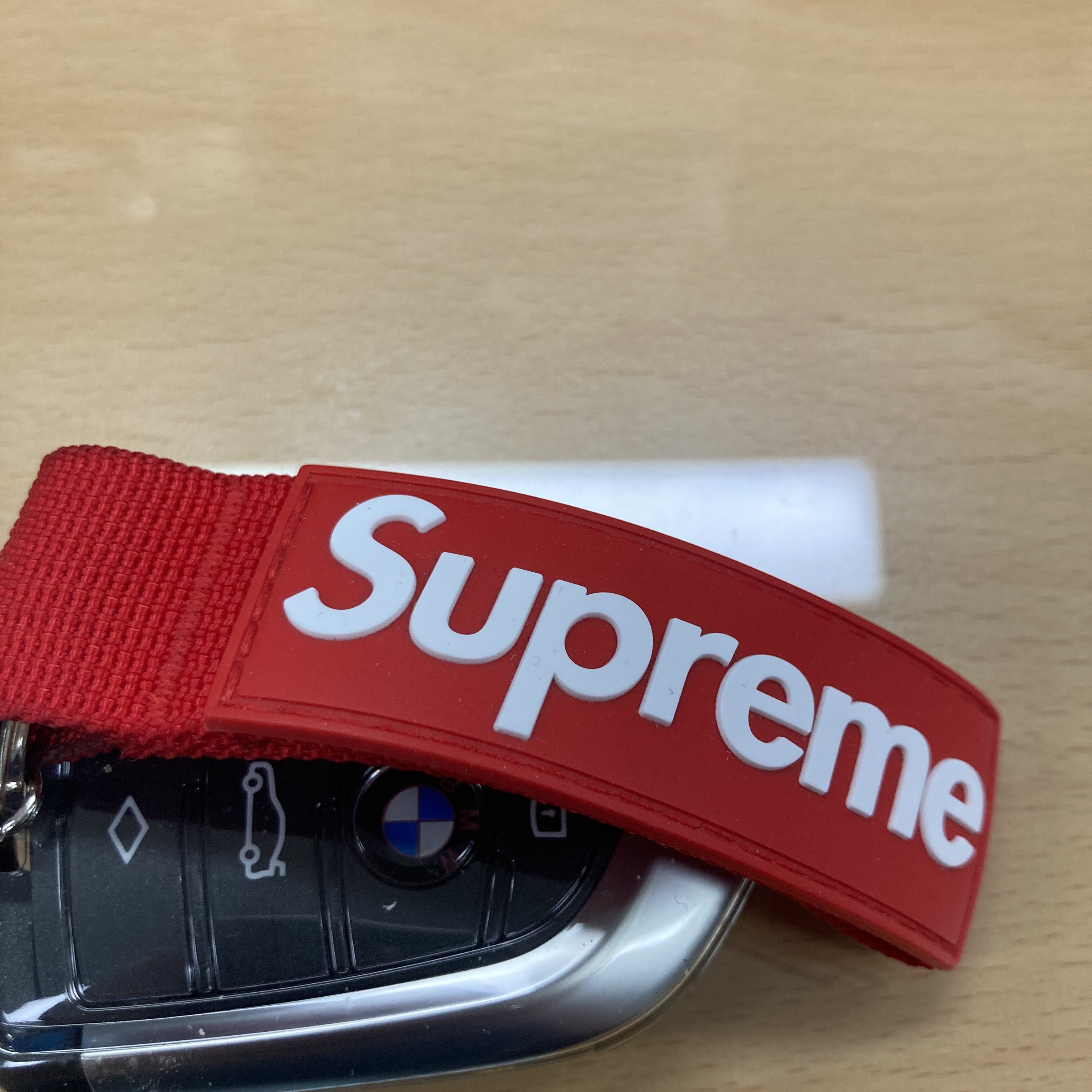 Supreme Webbing Keychain Red - 20FW 착용 스타일