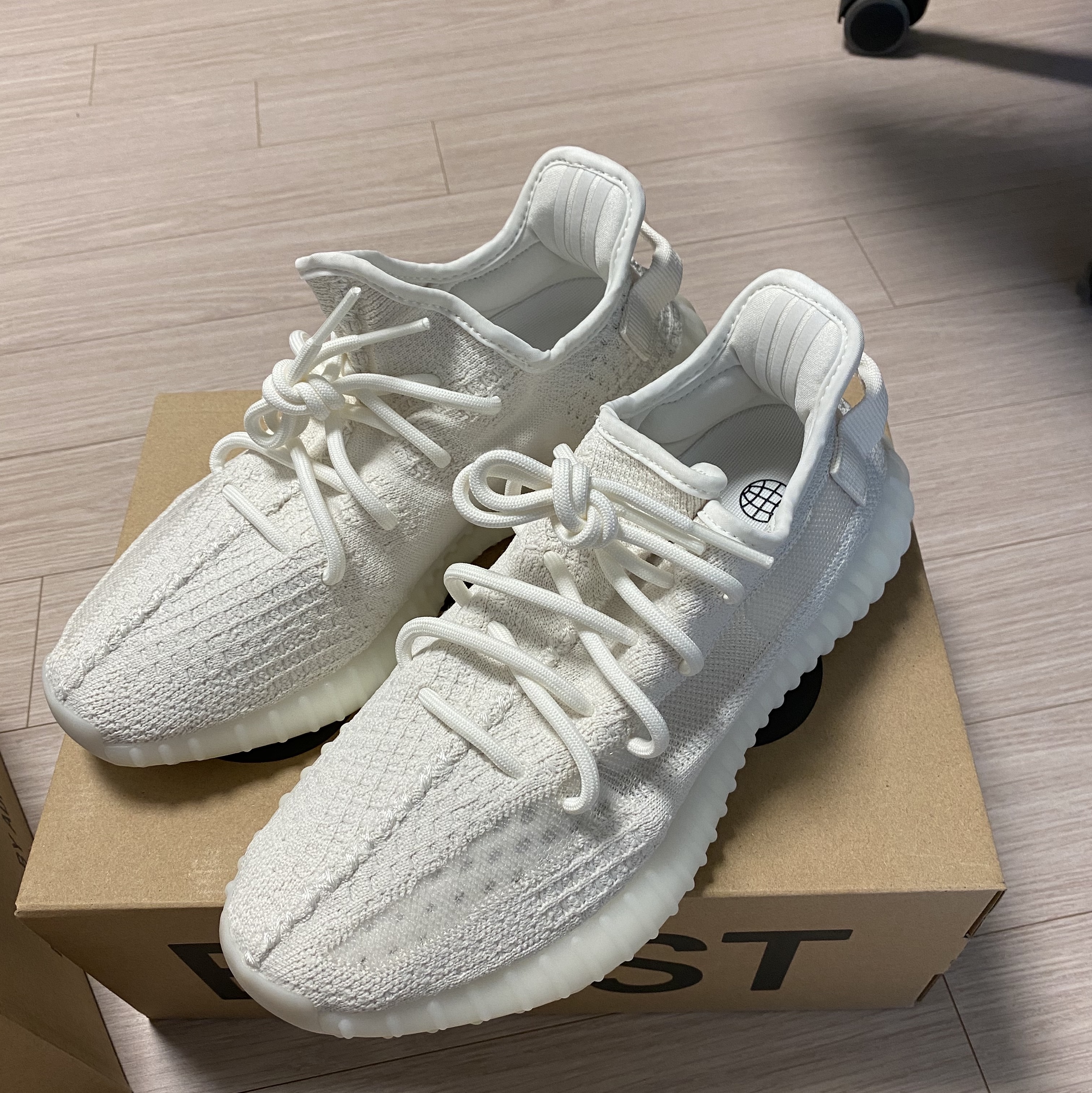 Adidas Yeezy Boost 350 V2 Bone 착용 스타일 - 1