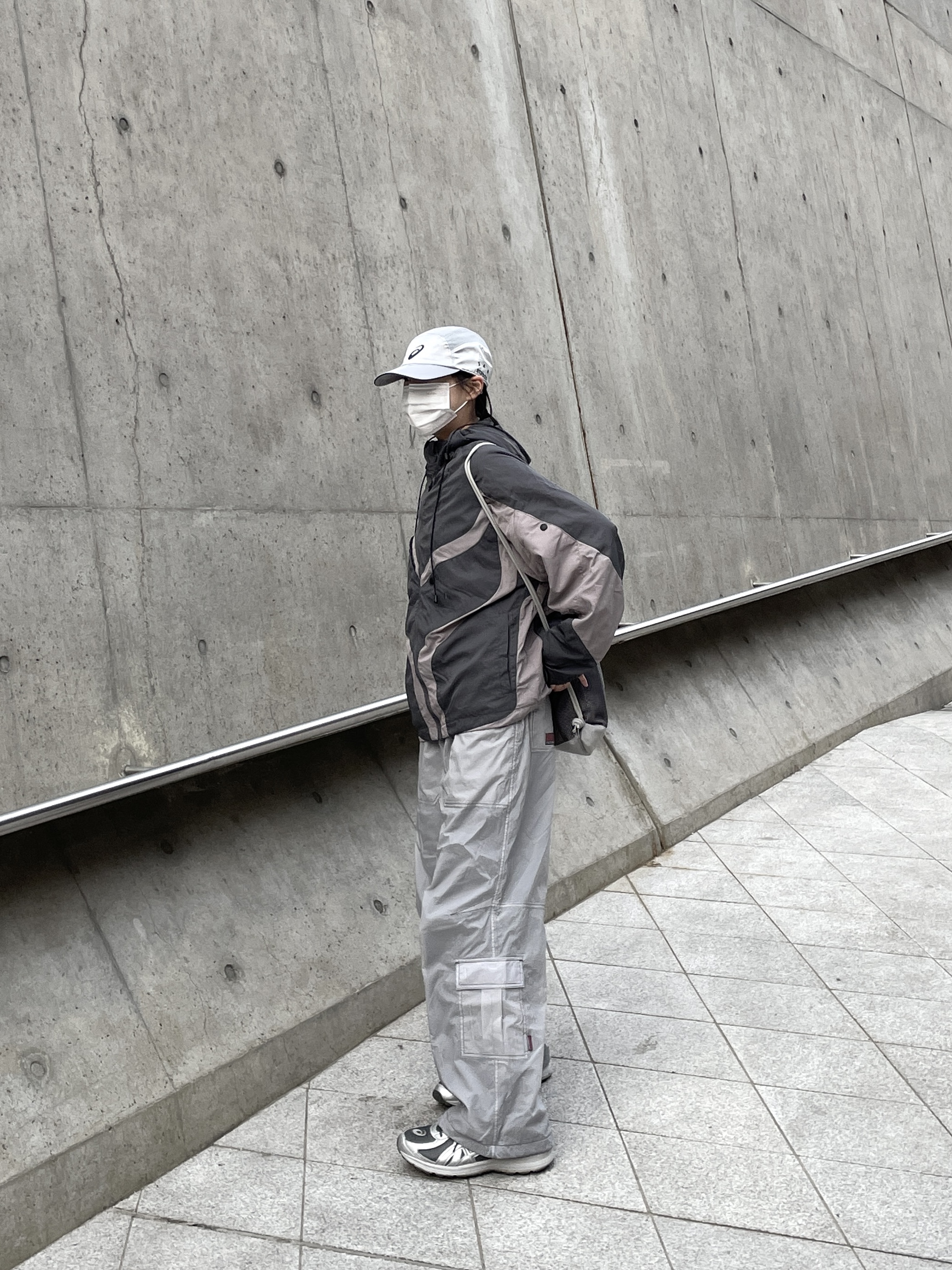 IAB Studio x Asics Silver Woven Cap, Asics Jog 100 S SMU Sheet Rock Pure Silver - 2E Wide 착용 스타일 - 4