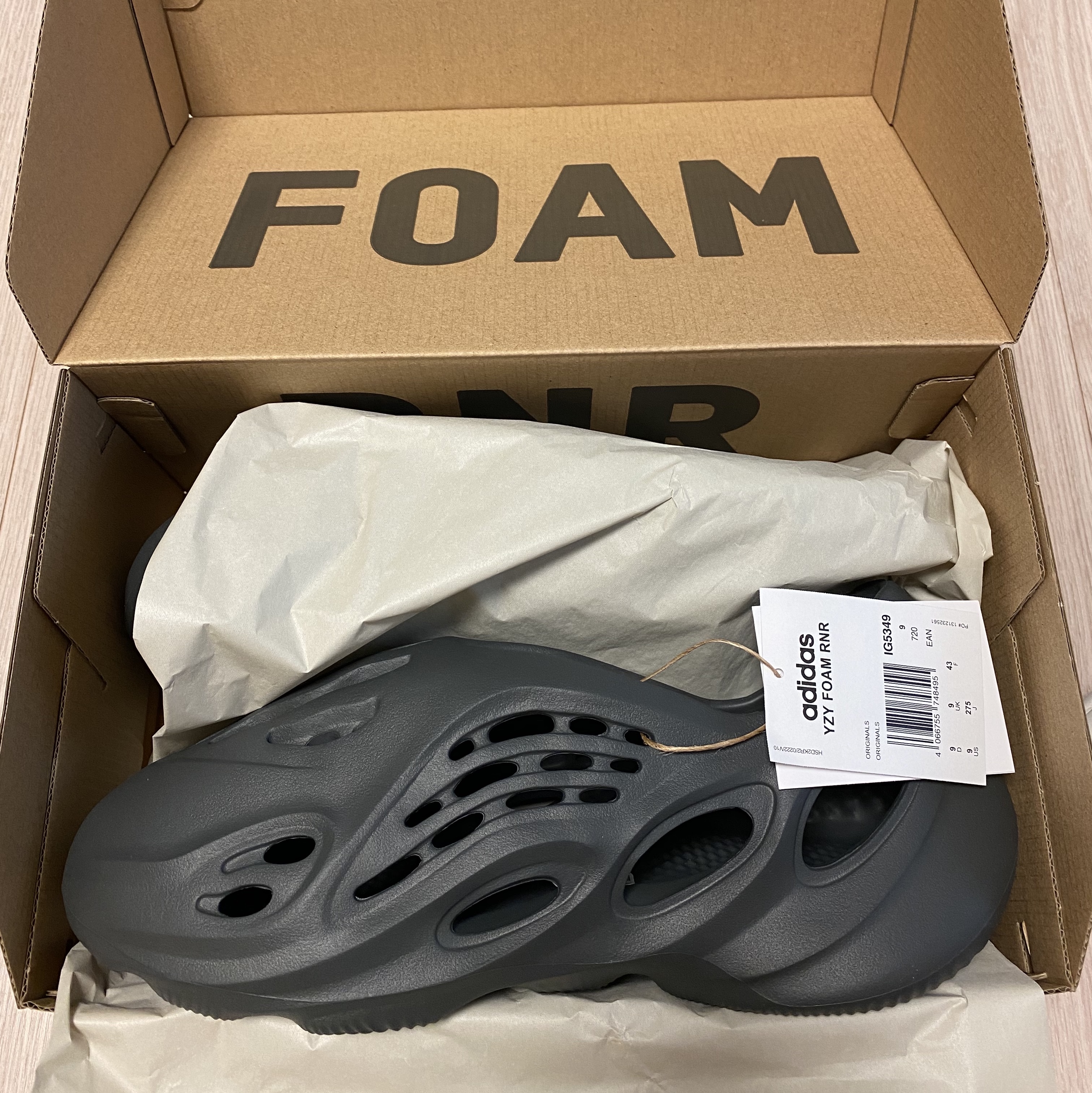 Adidas Yeezy Foam RNNR Carbon 착용 스타일 - 1