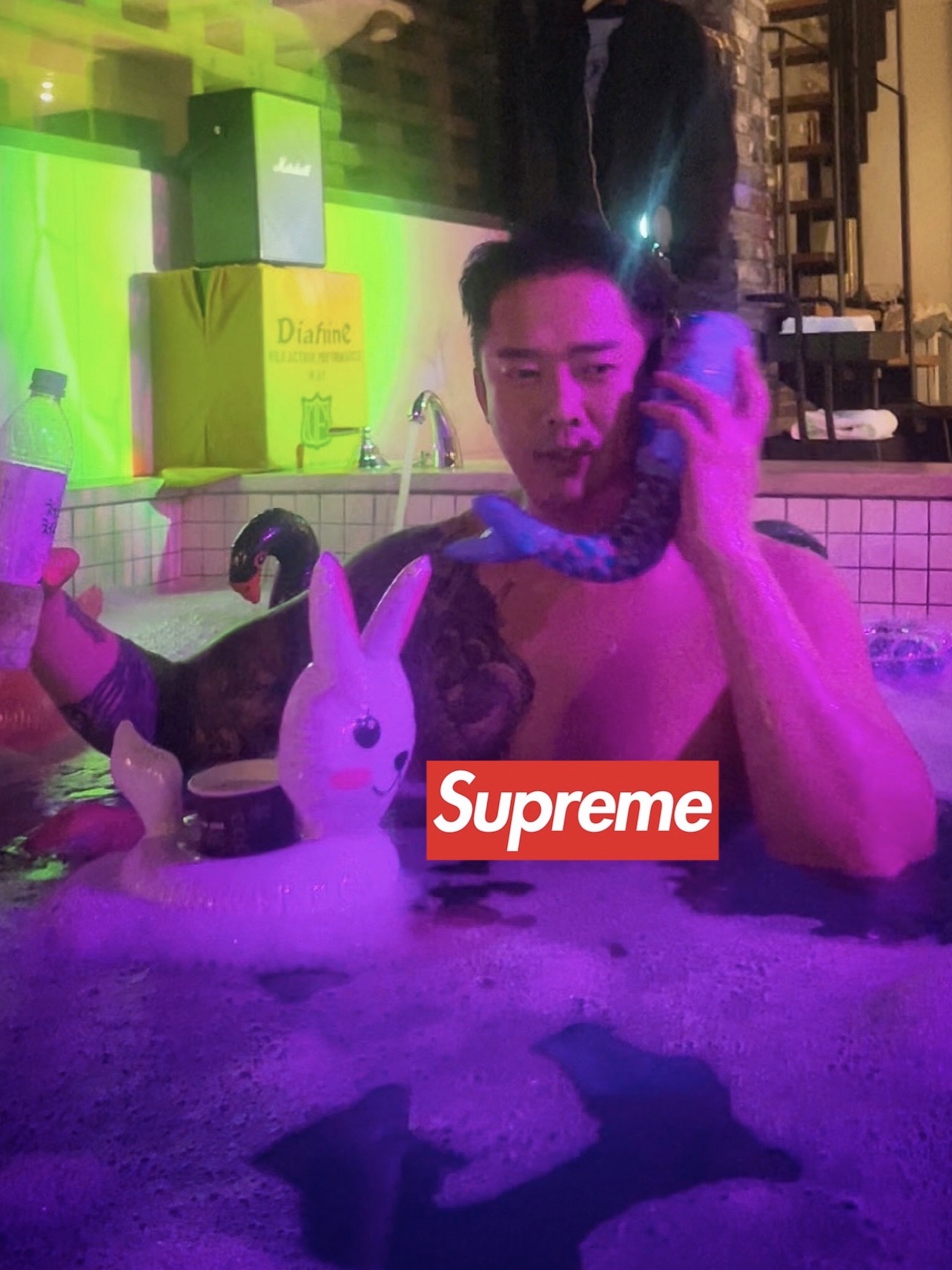 Supreme Flames Jacquard Denim Camp Cap Washed Indigo - 23SS, Supreme Flames Jacquard Baggy Denim Shorts Washed Indigo - 23SS 착용 스타일 - 3