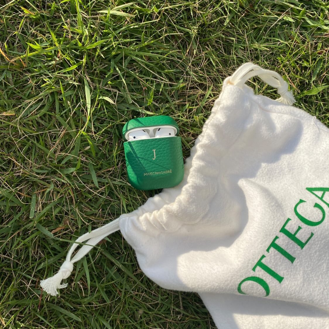 [KREAM 단독] Maison de Sabre AirPods Case Emerald Green 착용 스타일