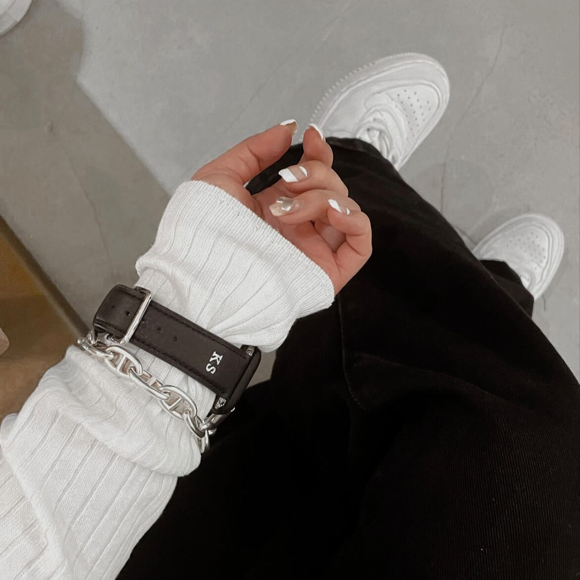 [KREAM 단독] Maison de Sabre The Apple Watch Band Black Caviar 착용 스타일 - 2