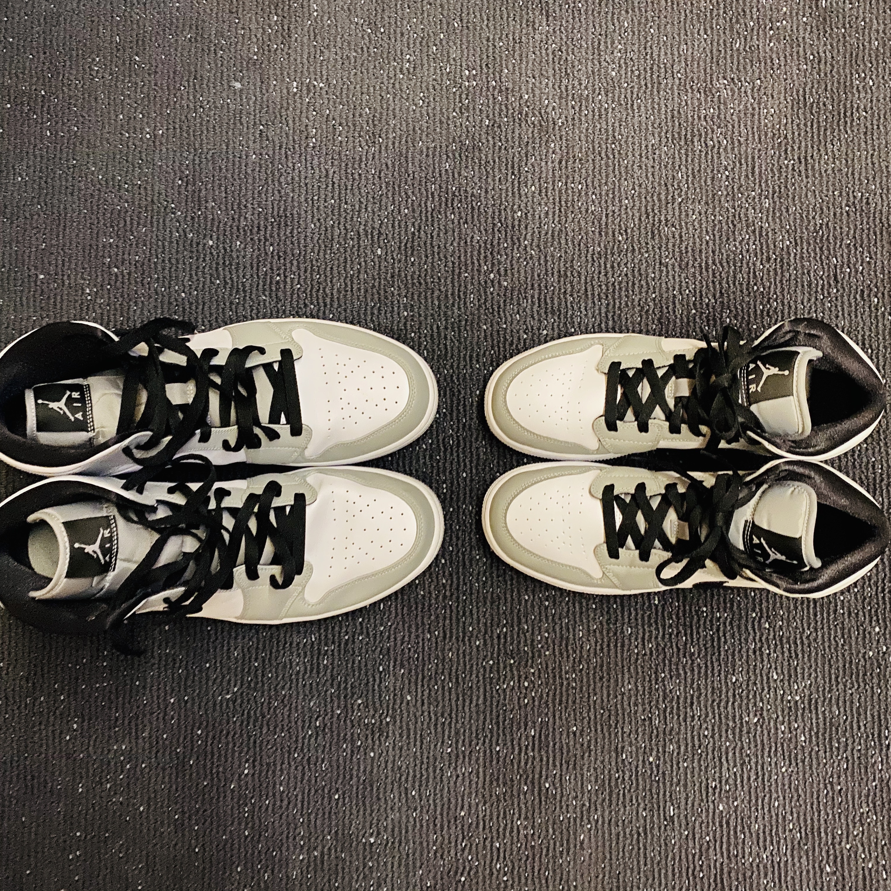 Jordan 1 Mid Light Smoke Grey 착용 스타일 - 3