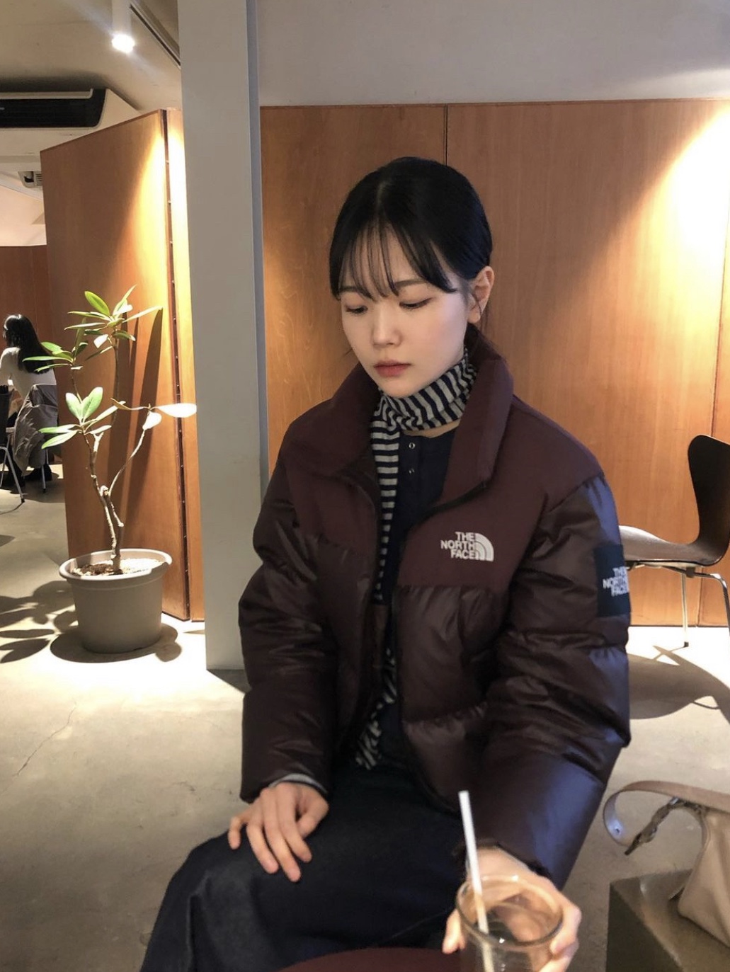 (W) The North Face White Label Novelty Nuptse Down Jacket Cocoa Brown, (W) The North Face White Label Novelty Nuptse Down Jacket Black 착용 스타일