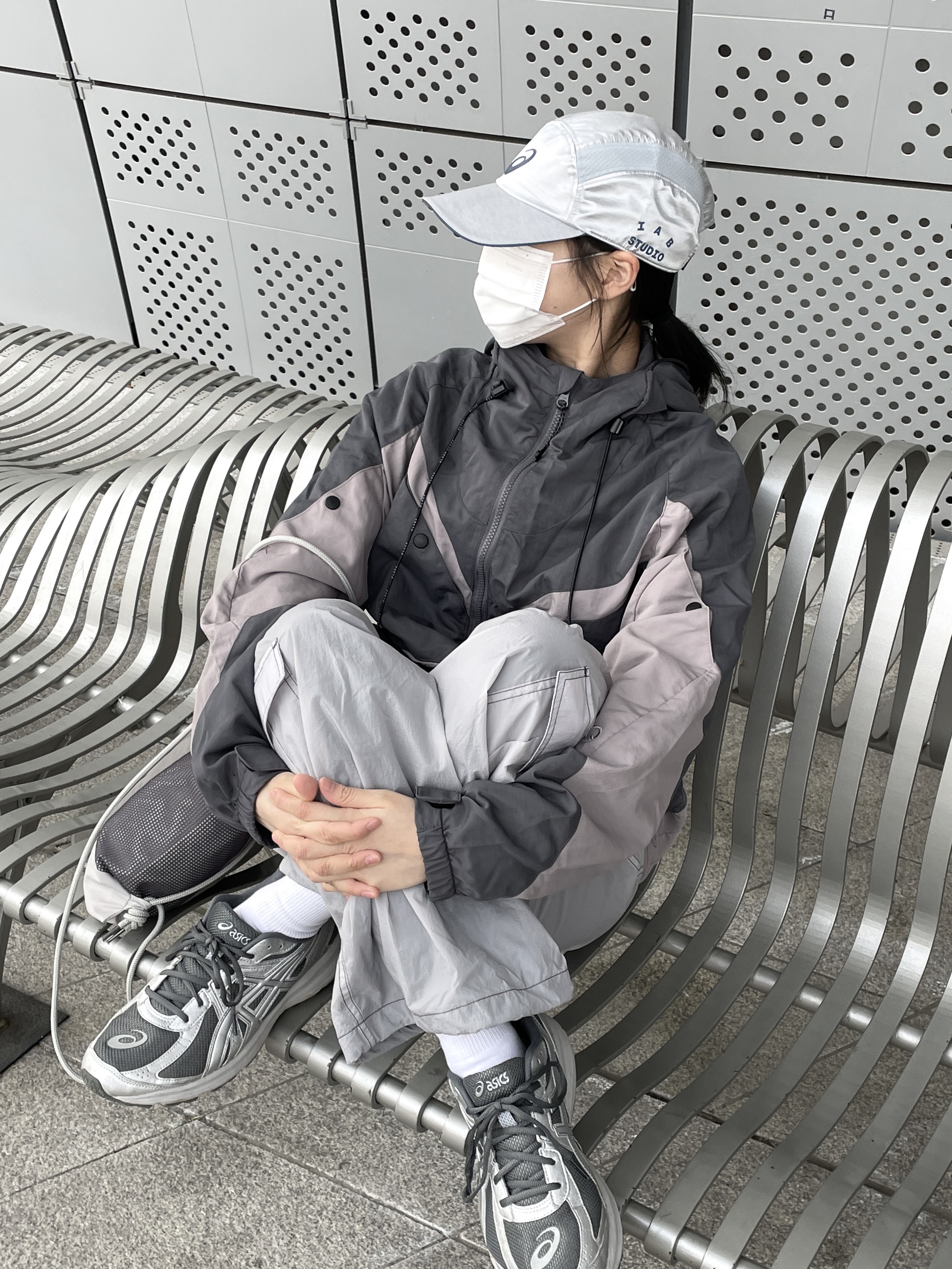 IAB Studio x Asics Silver Woven Cap, Asics Jog 100 S SMU Sheet Rock Pure Silver - 2E Wide 착용 스타일 - 1