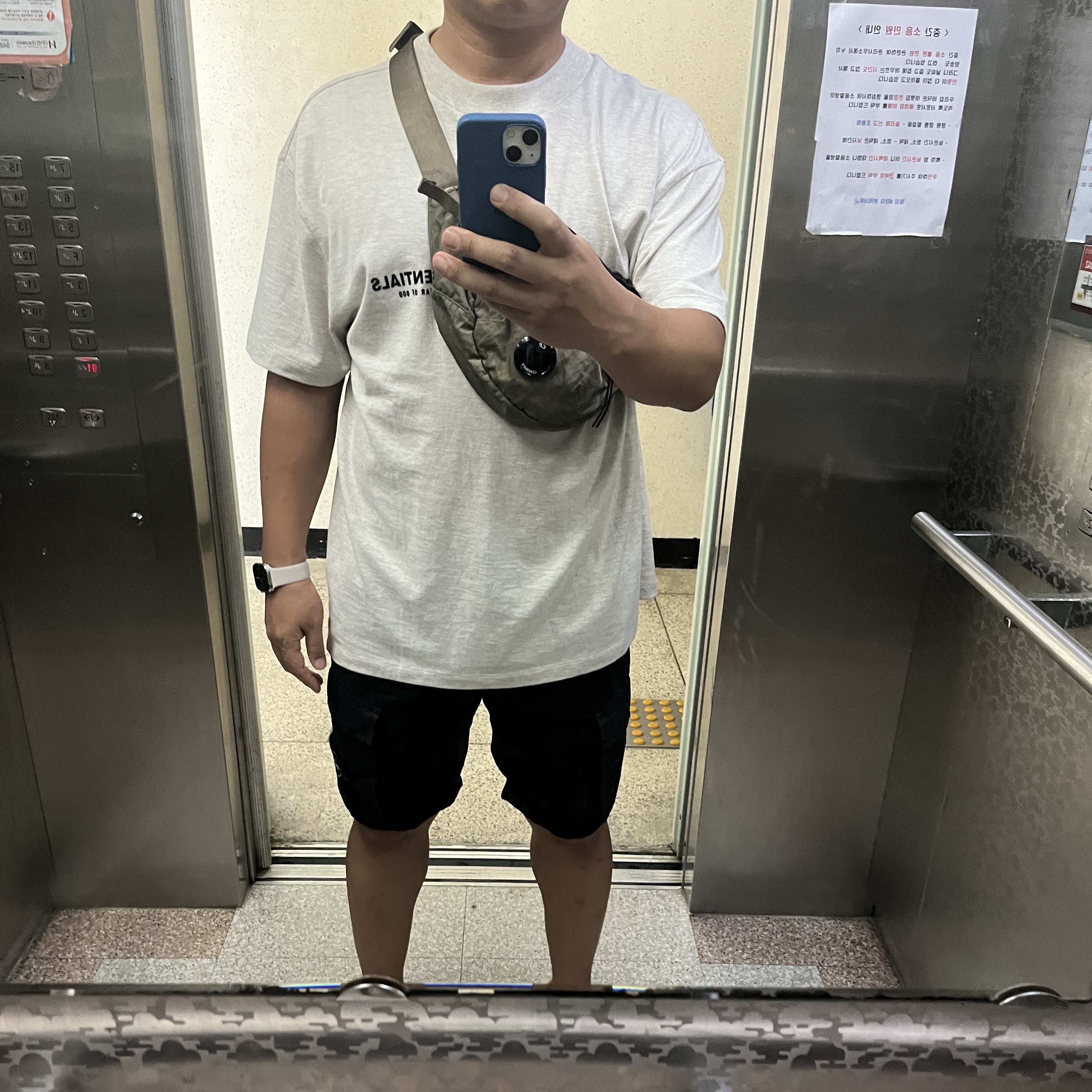 Essentials The Core Collection T-Shirt Light Oatmeal 착용 스타일 - 1