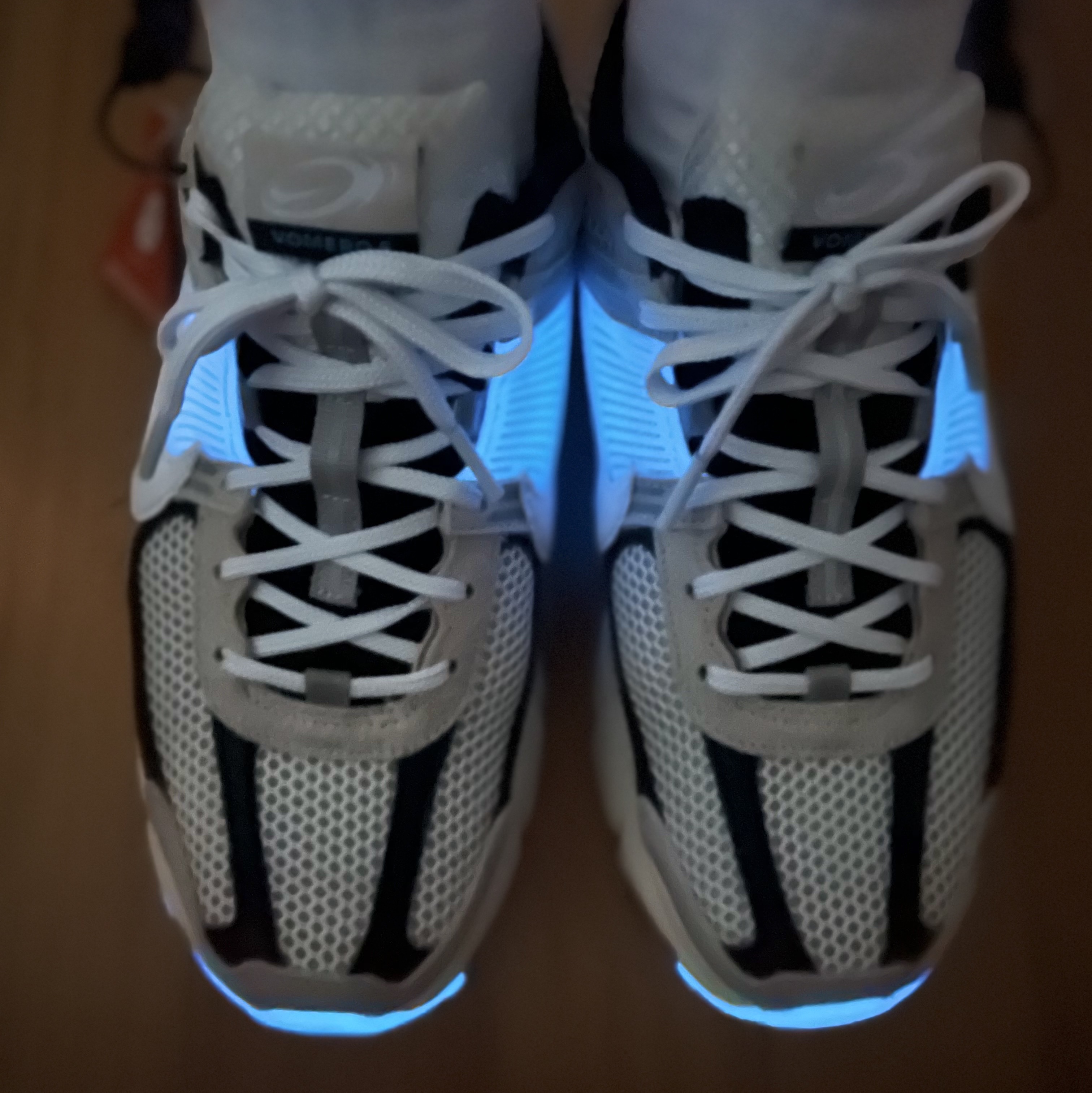 Nike Zoom Vomero 5 Light Bone and Black 착용 스타일 - 4