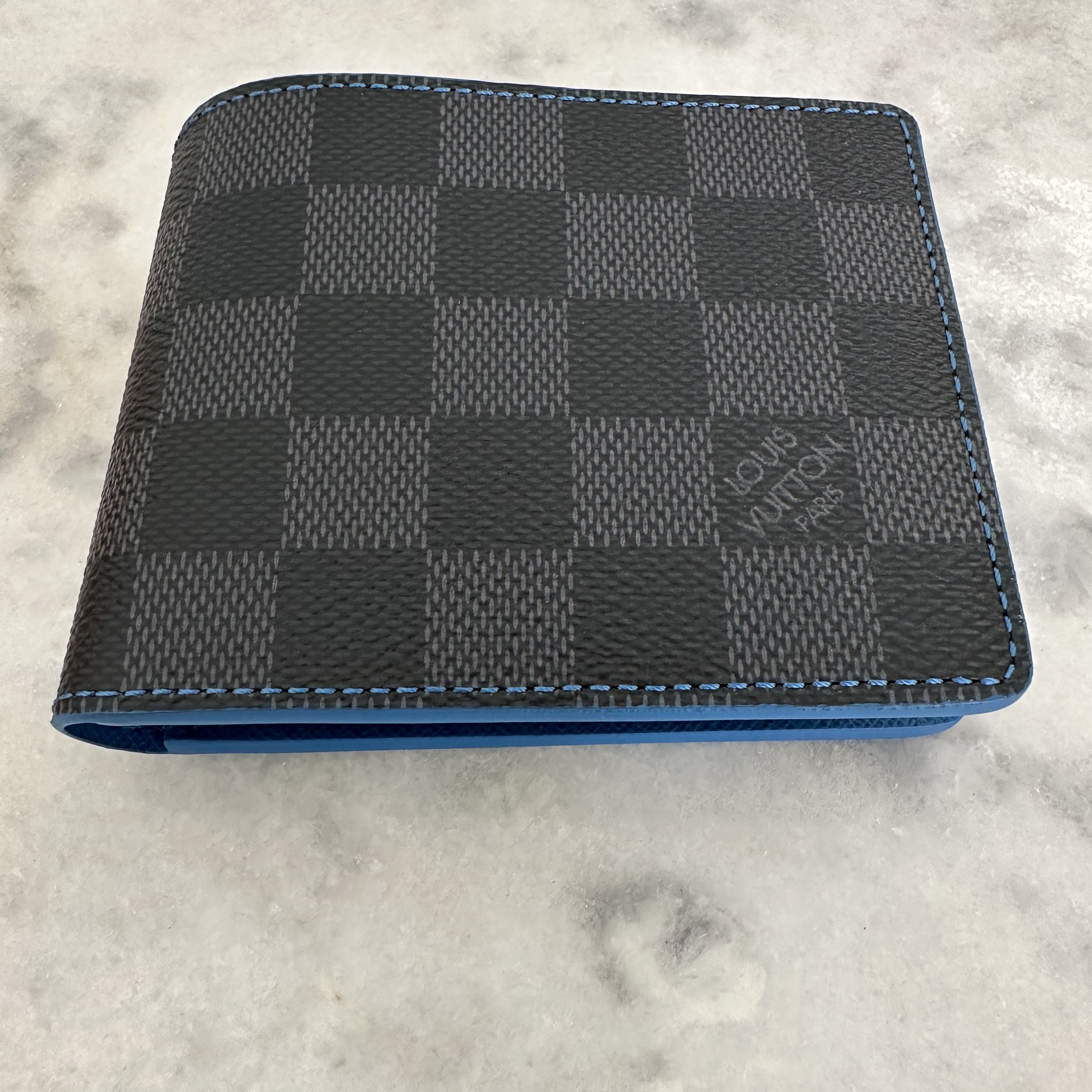 Louis Vuitton Slender Wallet Damier Graphite Blue 착용 스타일 - 2