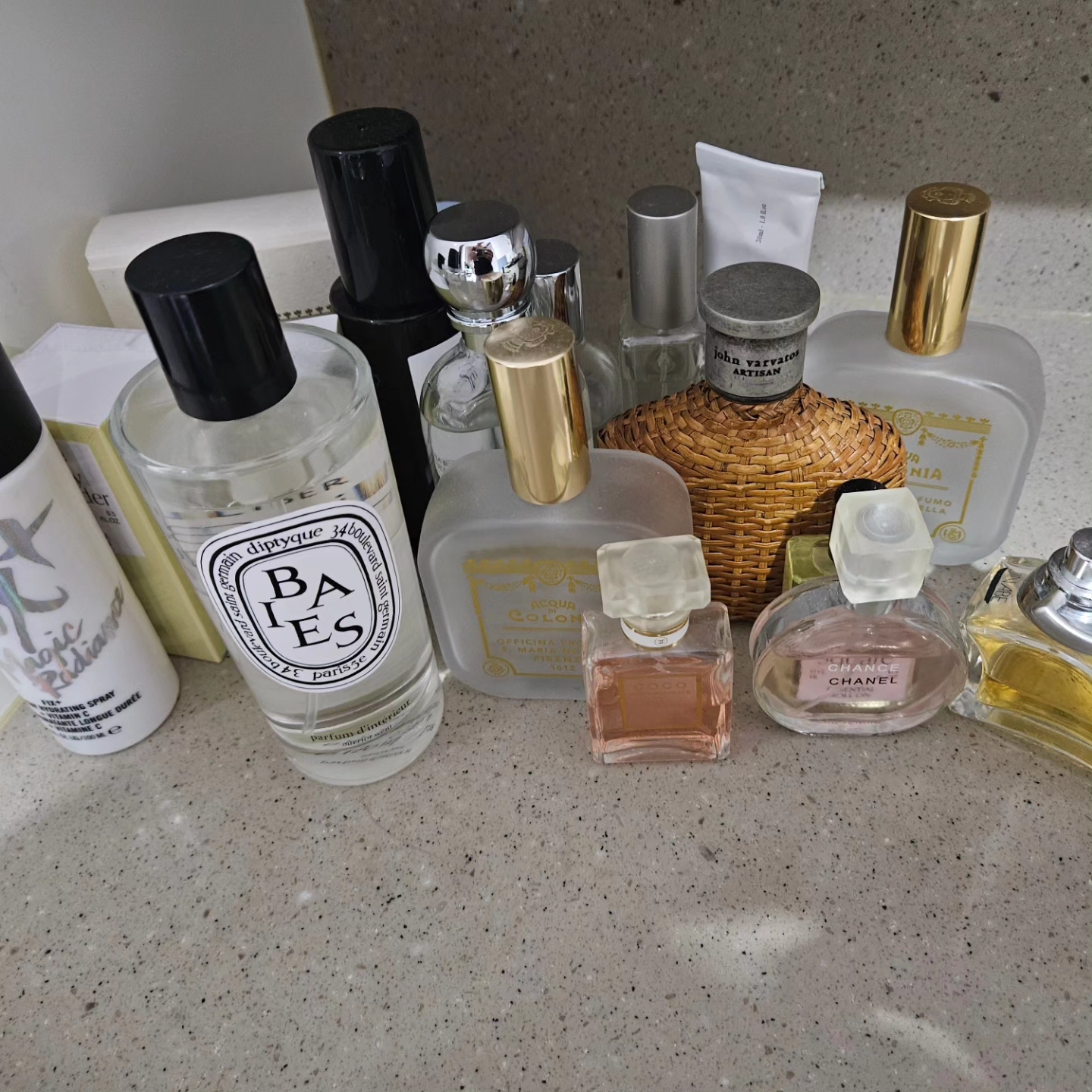 Diptyque Fleur De Peau Eau De Parfum 75ml, Santa Maria Novella Cinquanta Eau de Cologne 100ml 착용 스타일