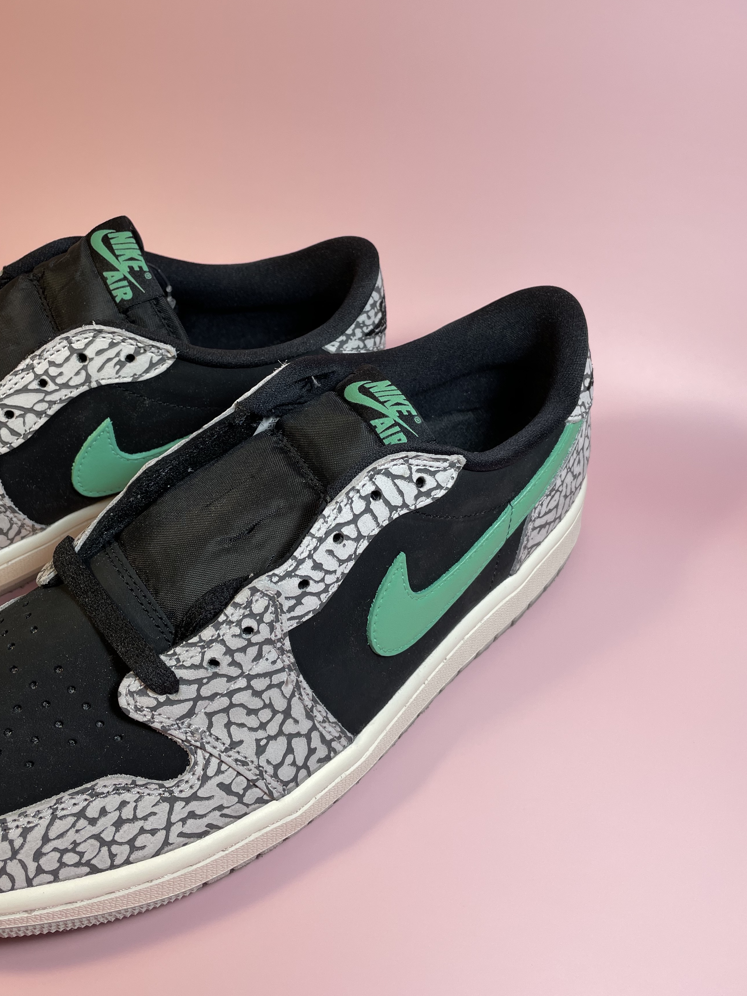 Jordan 1 Retro Low OG Black Cement 착용 스타일 - 3