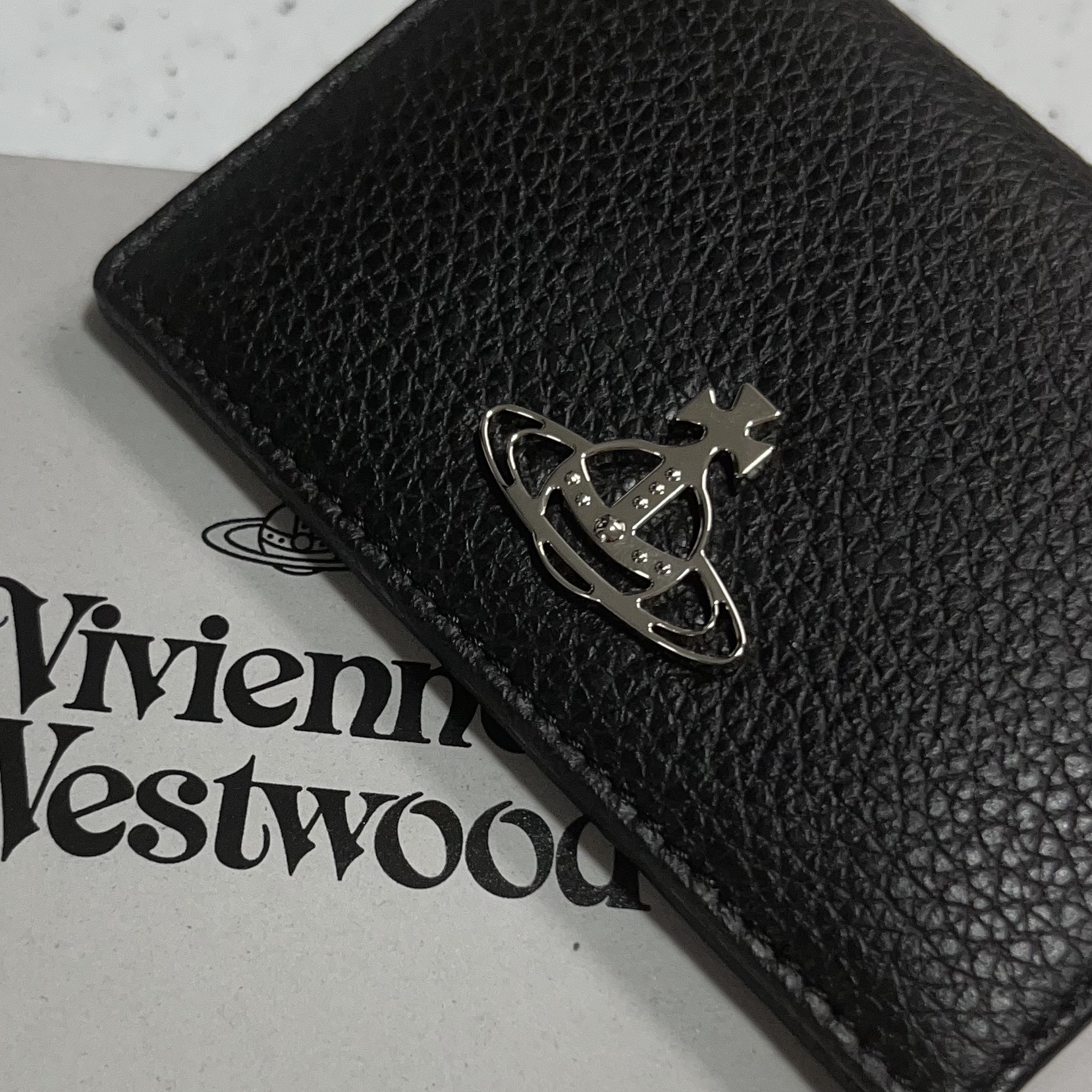 Vivienne Westwood Grain Leather Card Holder Black 착용 스타일