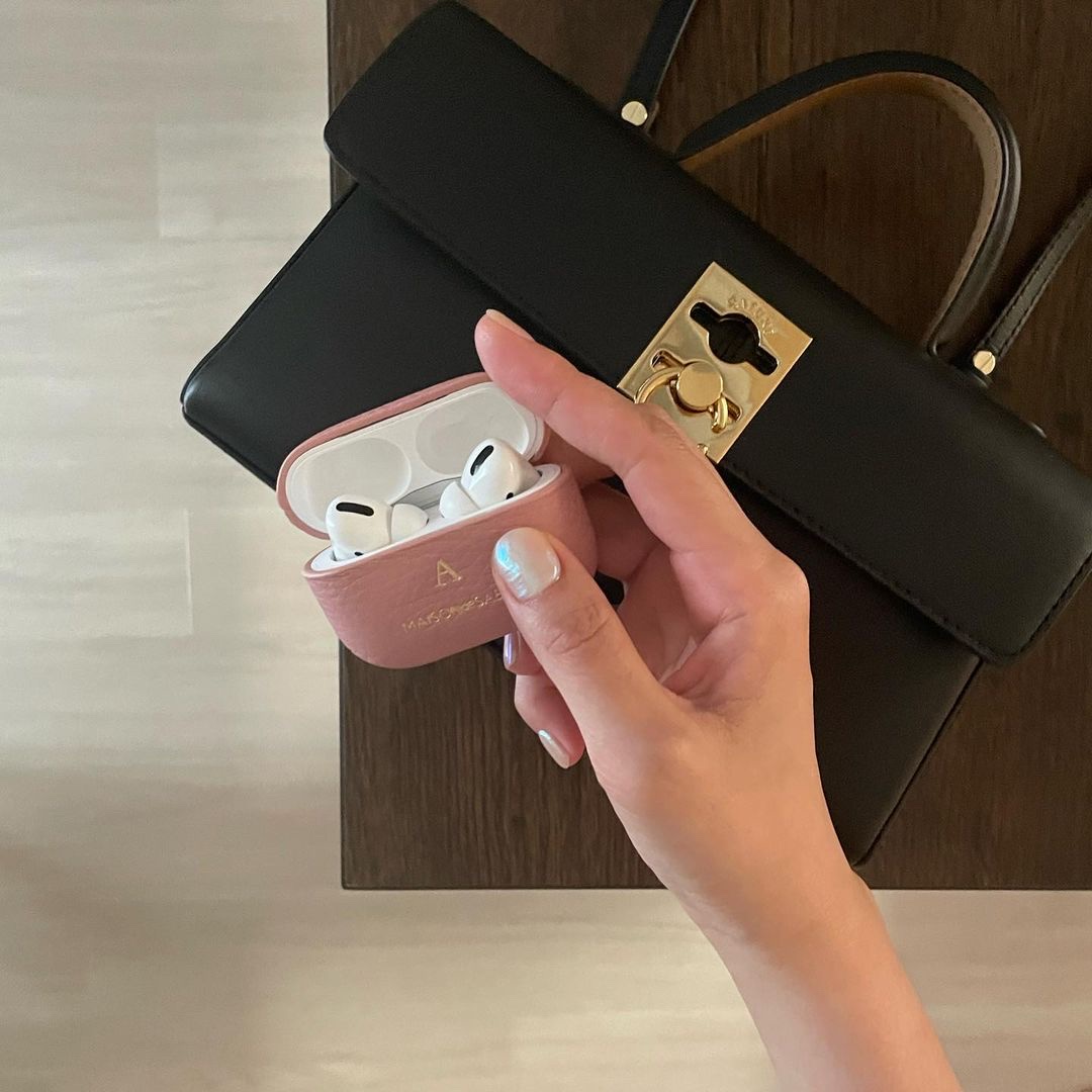 [KREAM 단독] Maison de Sabre AirPods Case 3 Pink Lily, [KREAM 단독] Maison de Sabre AirPods Case Pro Pink Lily 착용 스타일 - 1