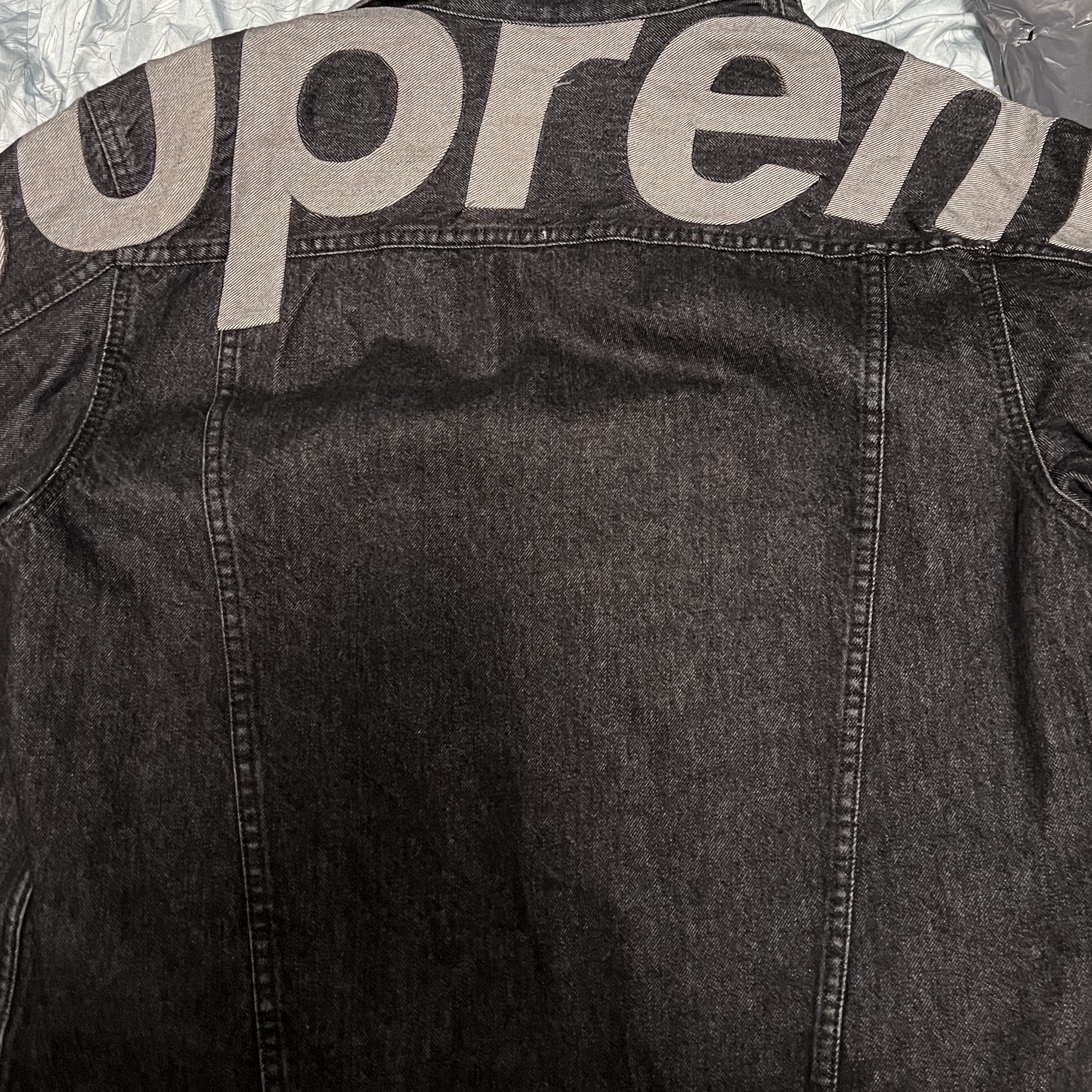 Supreme Inset Logo Denim Trucker Jacket Black - 22SS 착용 스타일