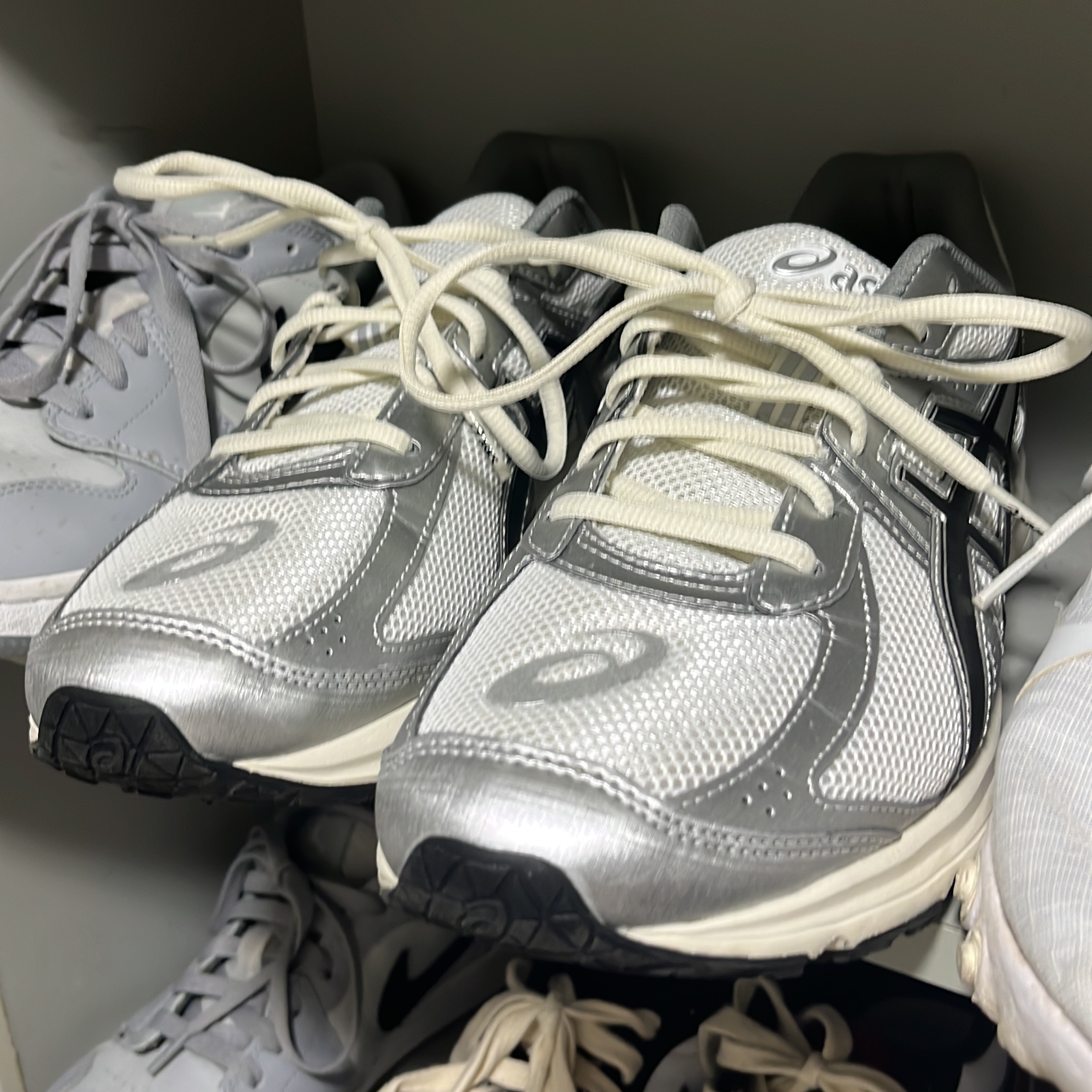 Asics Jog 100 S White Black - 2E Wide 착용 스타일