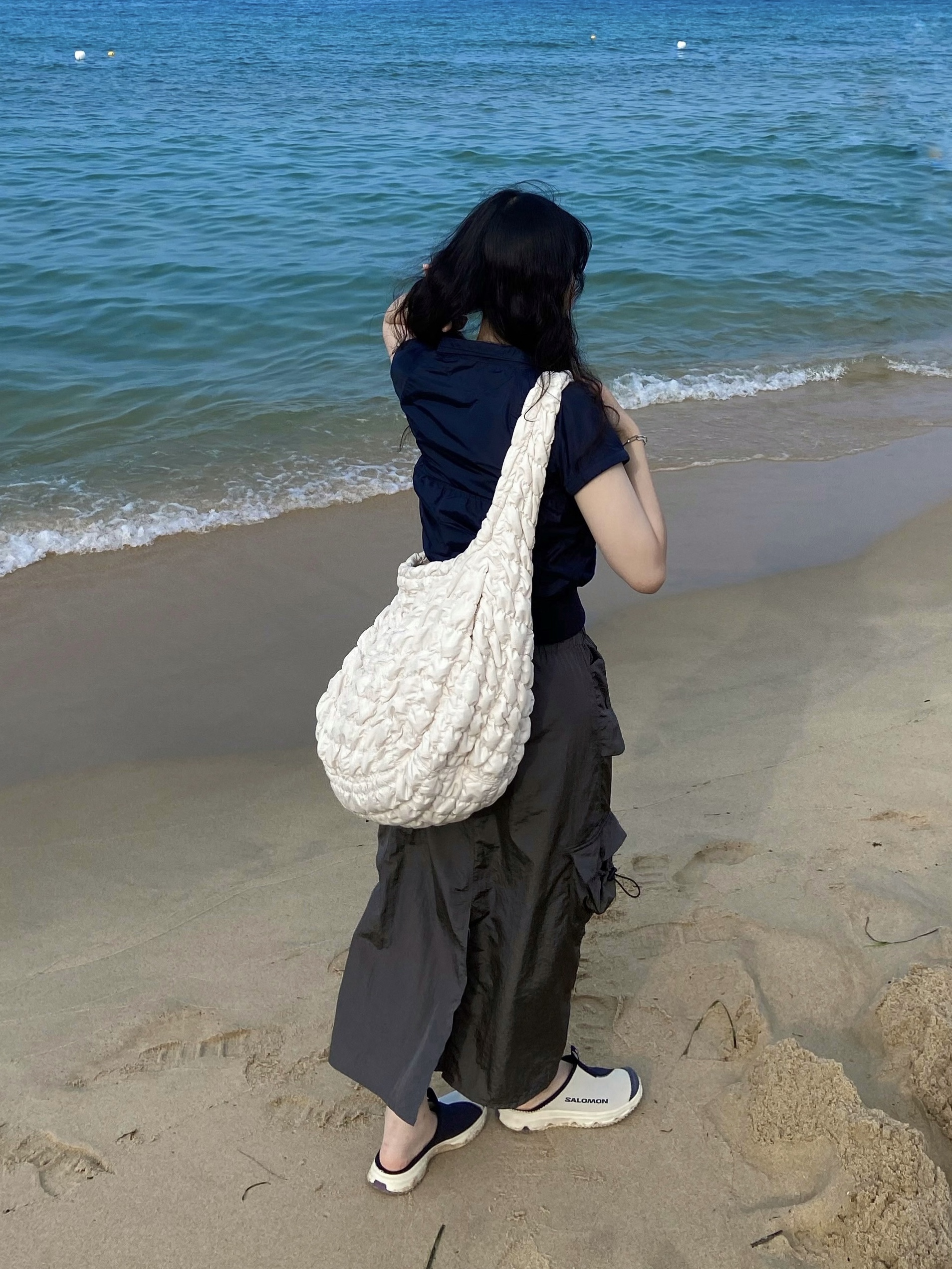 Salomon RX Slide 3.0 Bleached Sand, COS Quilted Oversized Shoulder Bag Off White Light Beige 착용 스타일 - 3