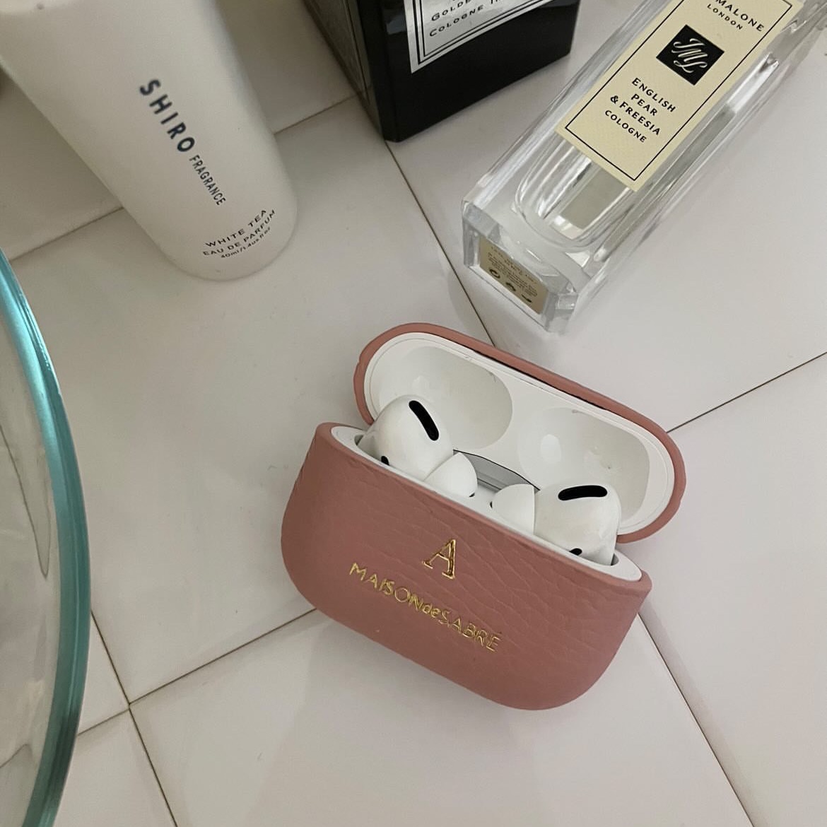 [KREAM 단독] Maison de Sabre AirPods Case 3 Pink Lily, [KREAM 단독] Maison de Sabre AirPods Case Pro Pink Lily 착용 스타일 - 2