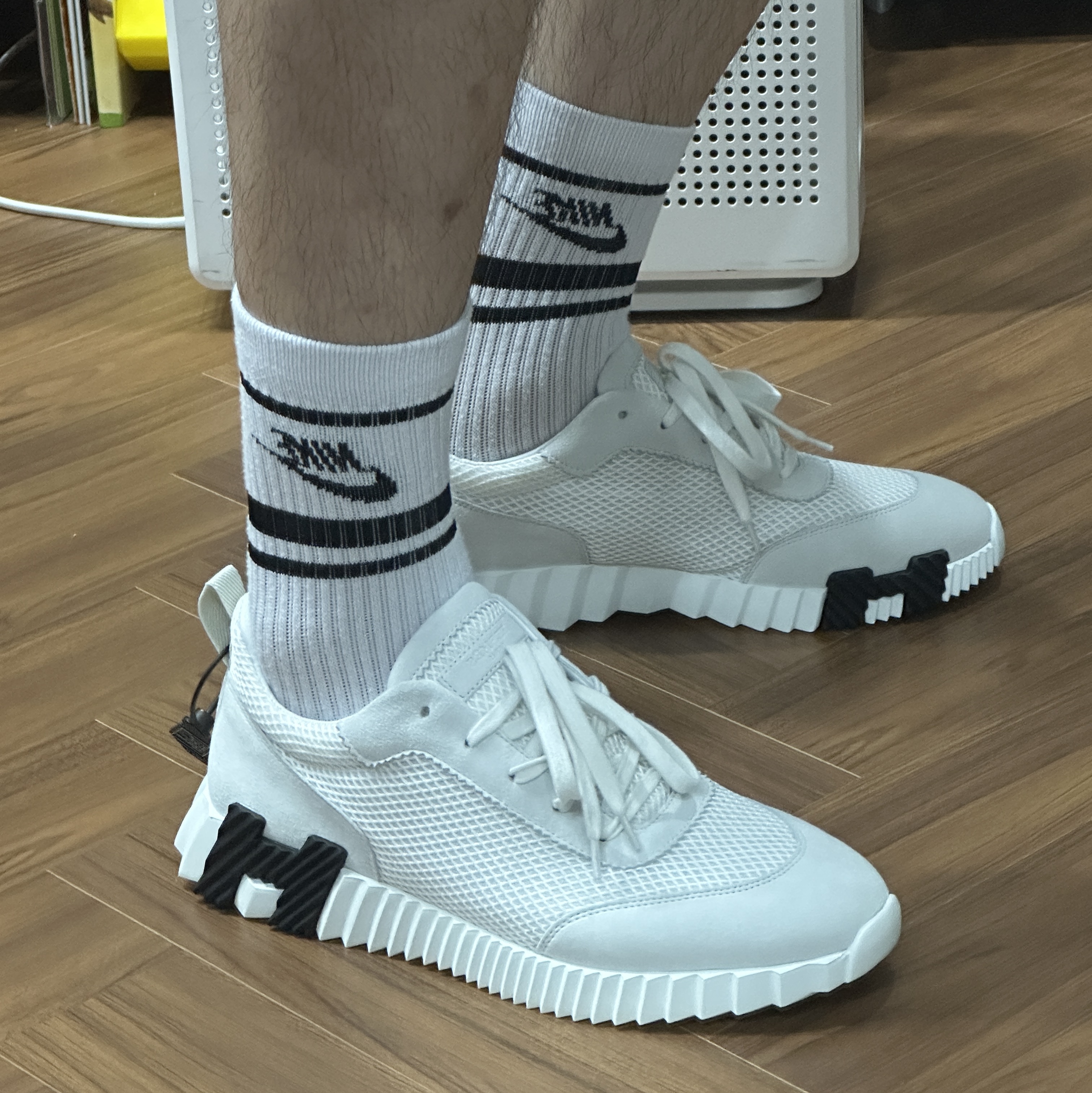 Hermes Bouncing Sneakers Graphic Mesh Suede Goatskin & Blanc 착용 스타일 - 3