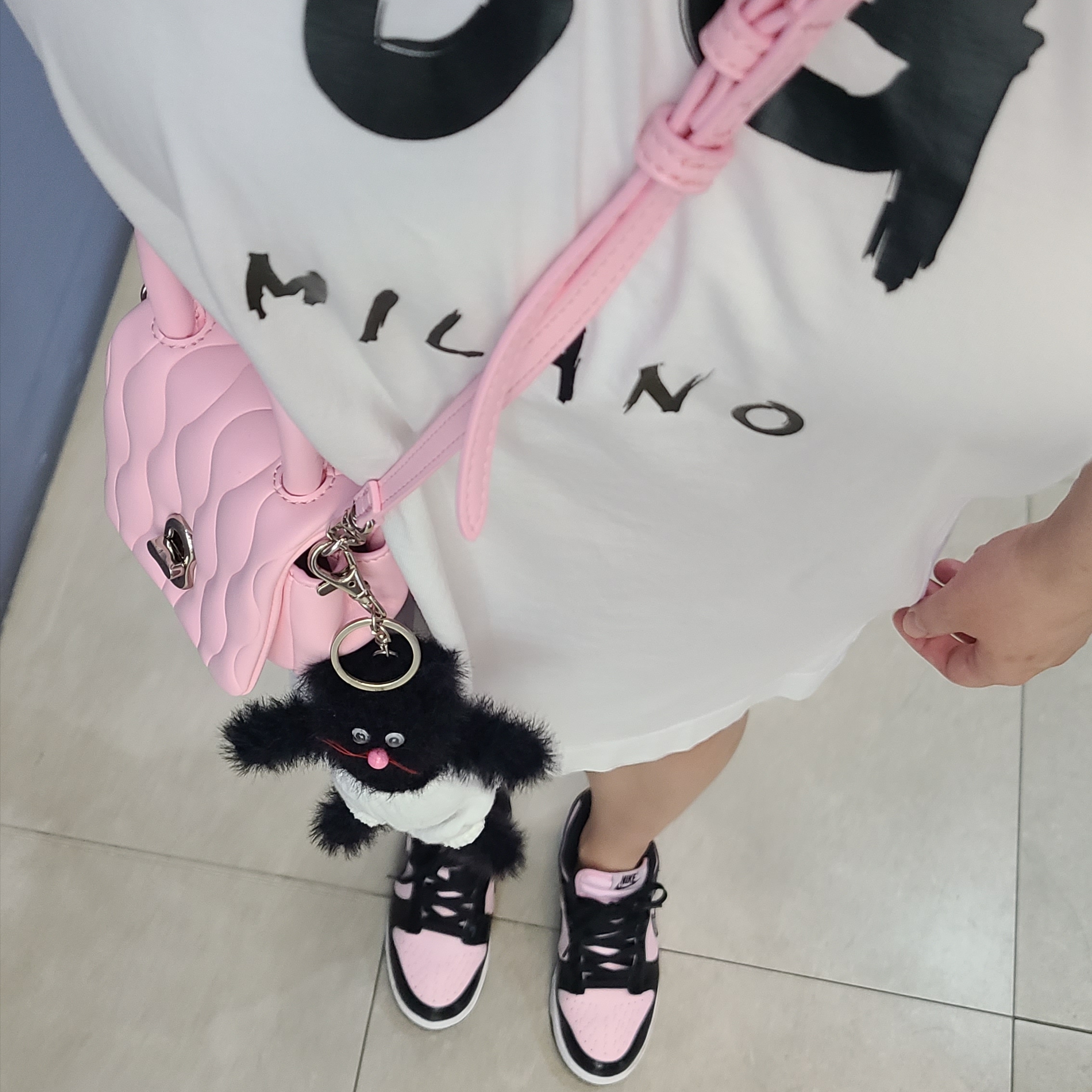 (W) Nike Dunk Low Essential Pink Foam Black, Monamhee Beulpingi Keyring Black 착용 스타일
