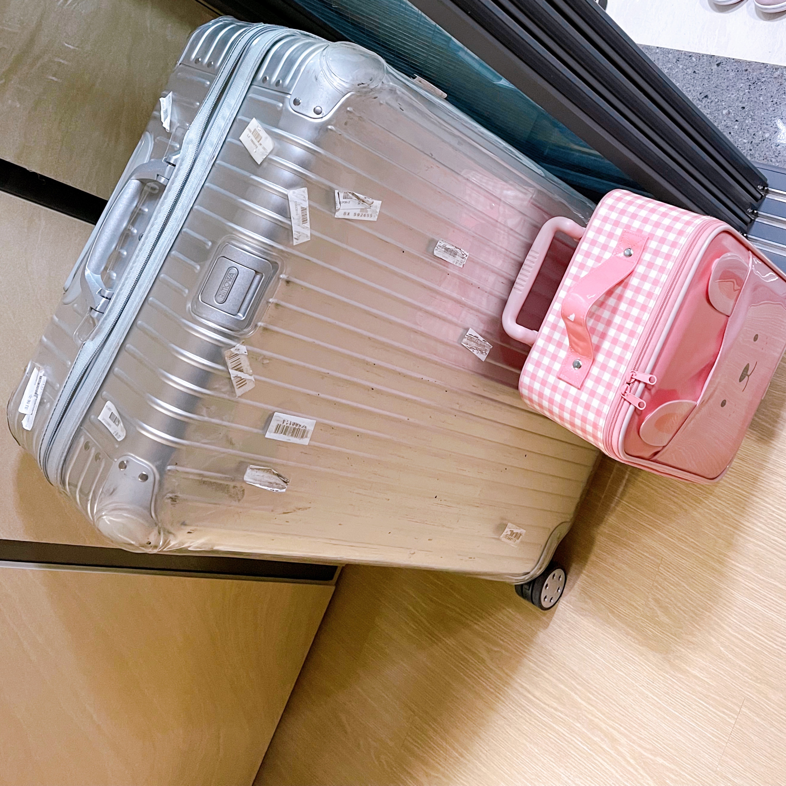 Rimowa Original Check-In Large Aluminium Suitcase Silver 착용 스타일