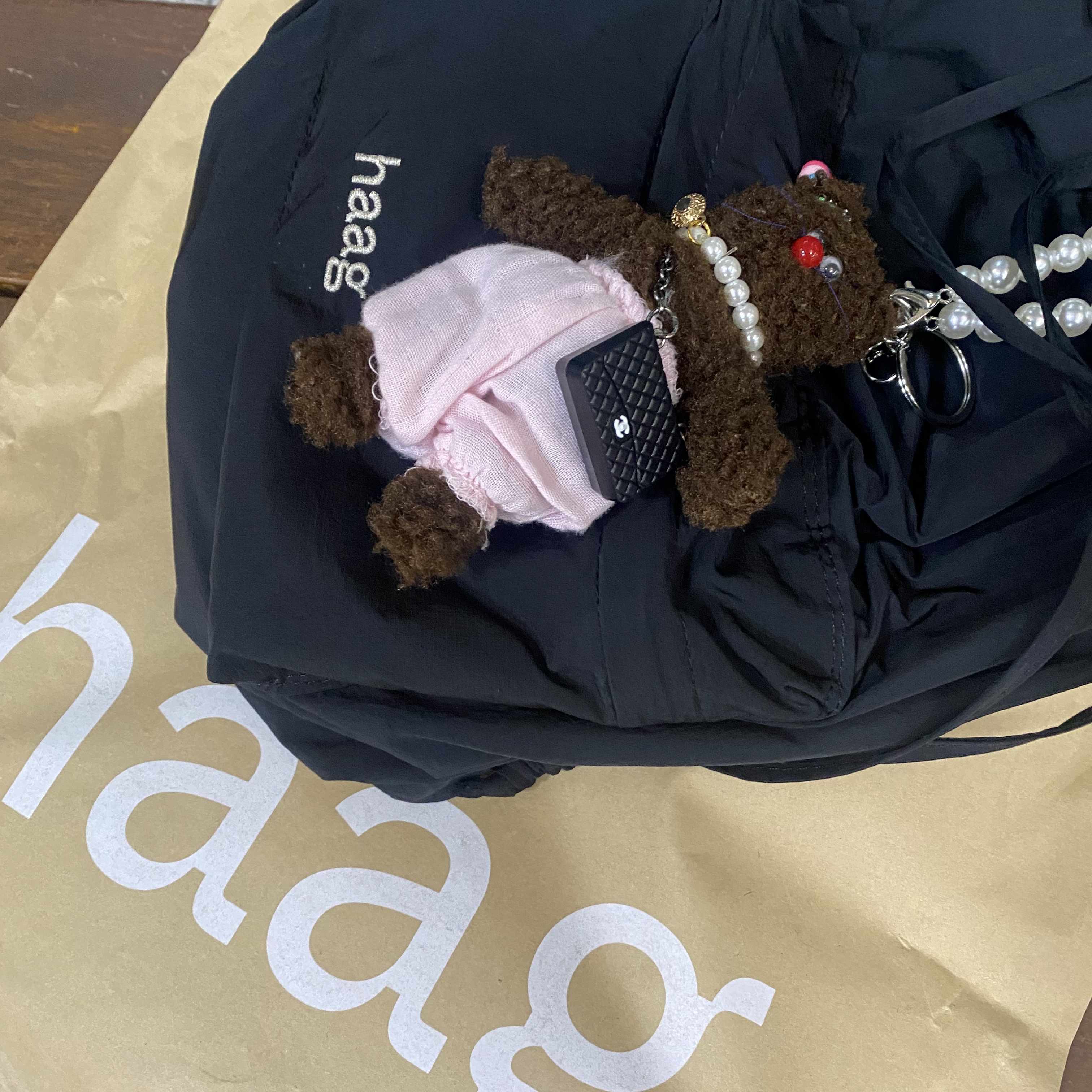 Haag String Backpack Black, Monamhee Bred Keyring with Pink Pants Brown 착용 스타일