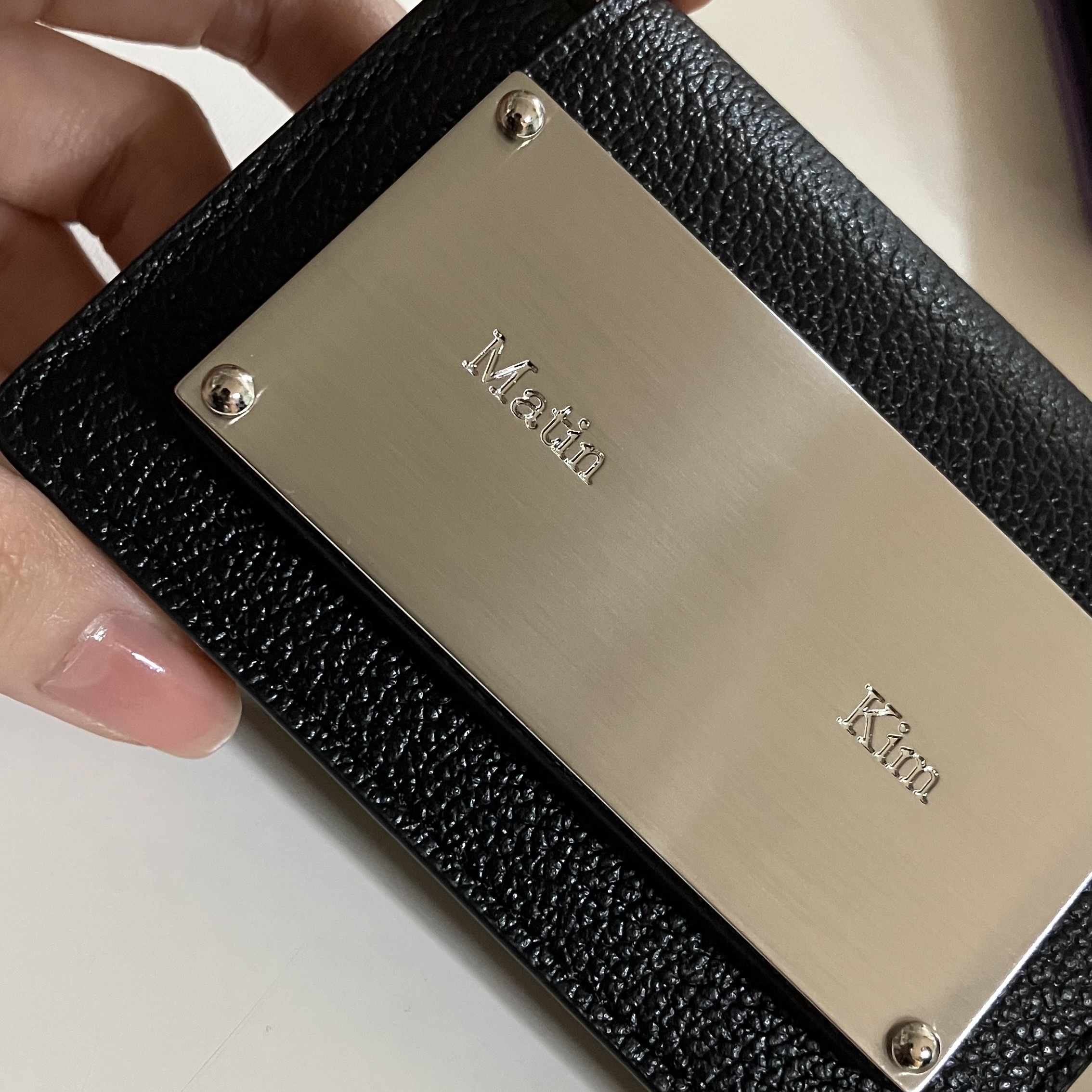 Matin Kim Accordion Wallet Black 착용 스타일
