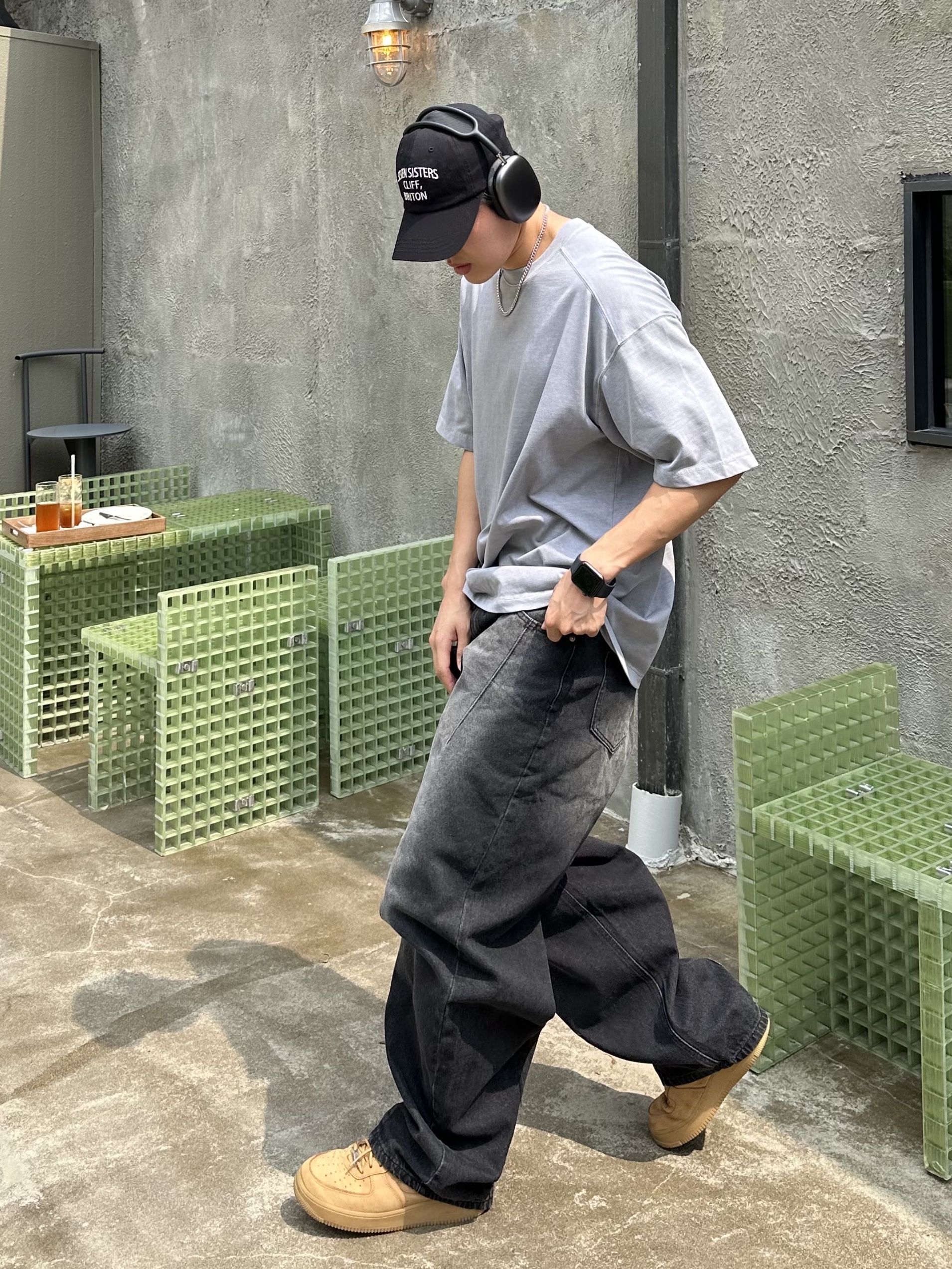 Nike x Supreme Air Force 1 Low Flax, Apple AirPods Max Lightning Space Gray (Korean Ver.) 착용 스타일 - 1