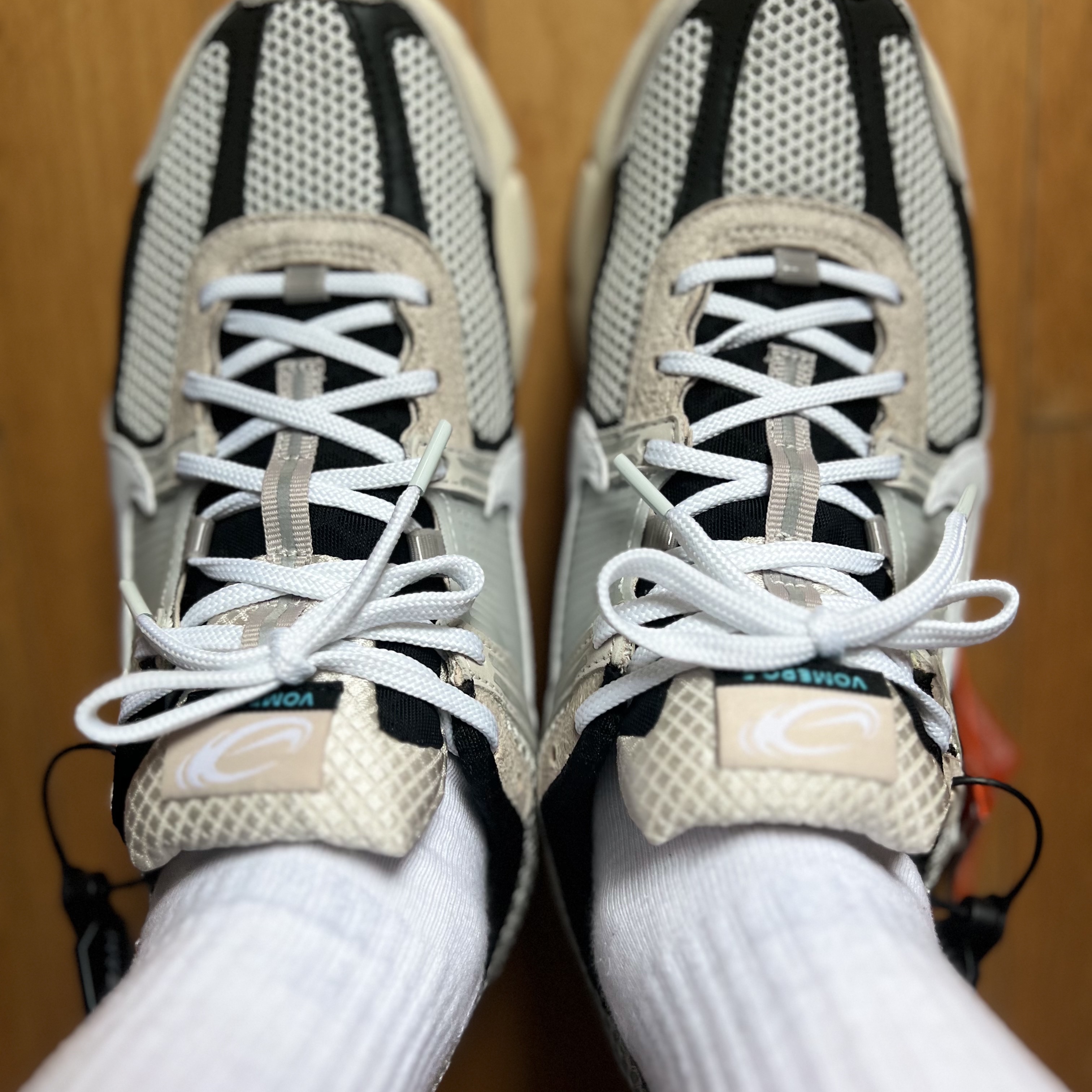 Nike Zoom Vomero 5 Light Bone and Black 착용 스타일 - 3