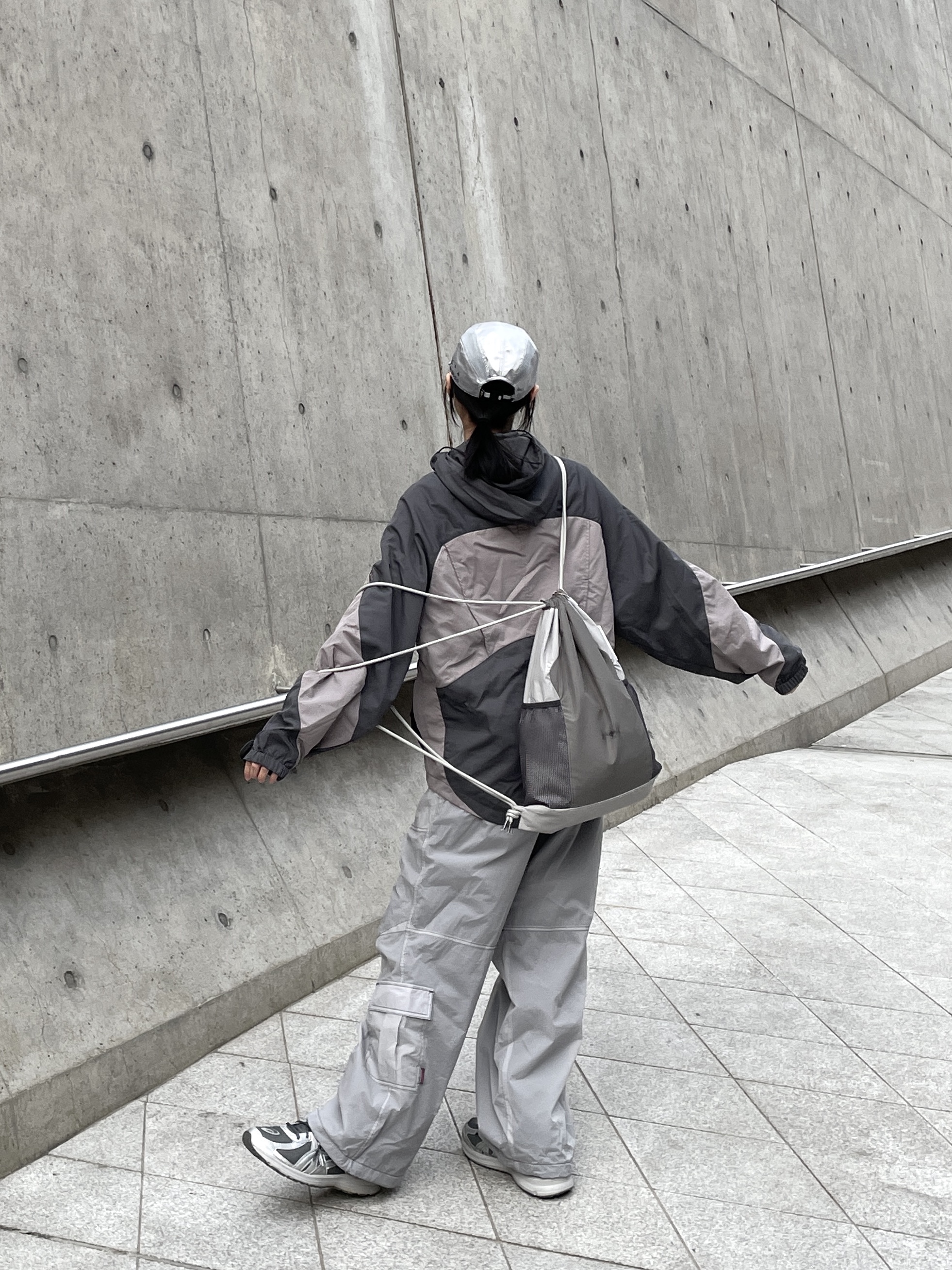 IAB Studio x Asics Silver Woven Cap, Asics Jog 100 S SMU Sheet Rock Pure Silver - 2E Wide 착용 스타일 - 5
