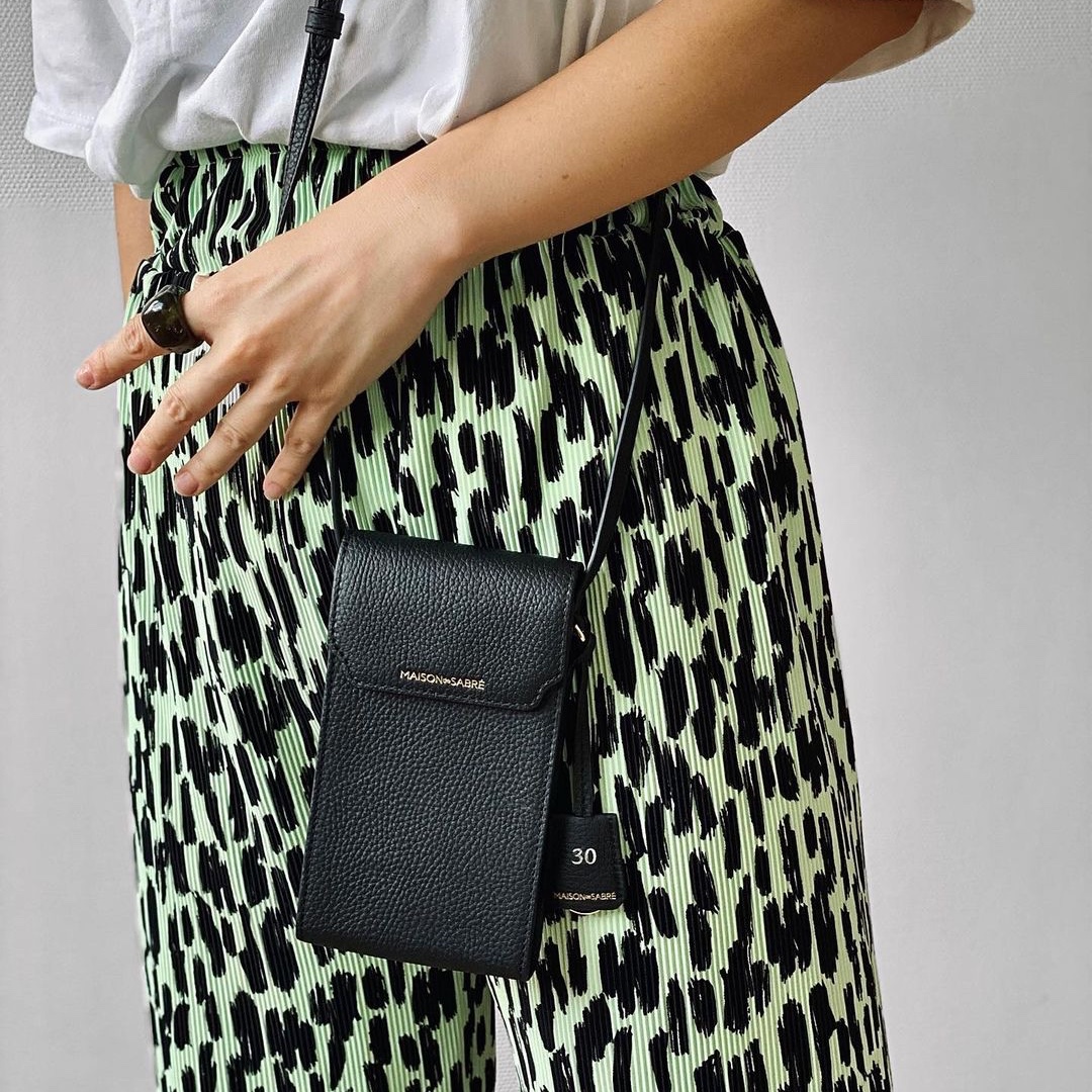 [KREAM 단독] Maison de Sabre The Phone Pouch Black Caviar 착용 스타일