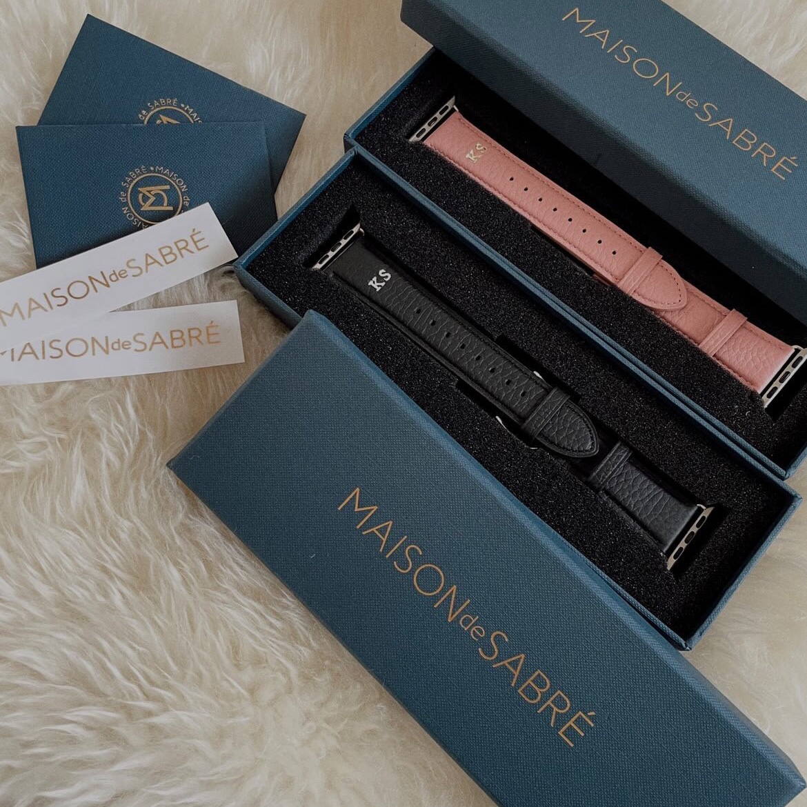 [KREAM 단독] Maison de Sabre The Apple Watch Band Black Caviar, [KREAM 단독] Maison de Sabre The Apple Watch Band Pink Lily 착용 스타일