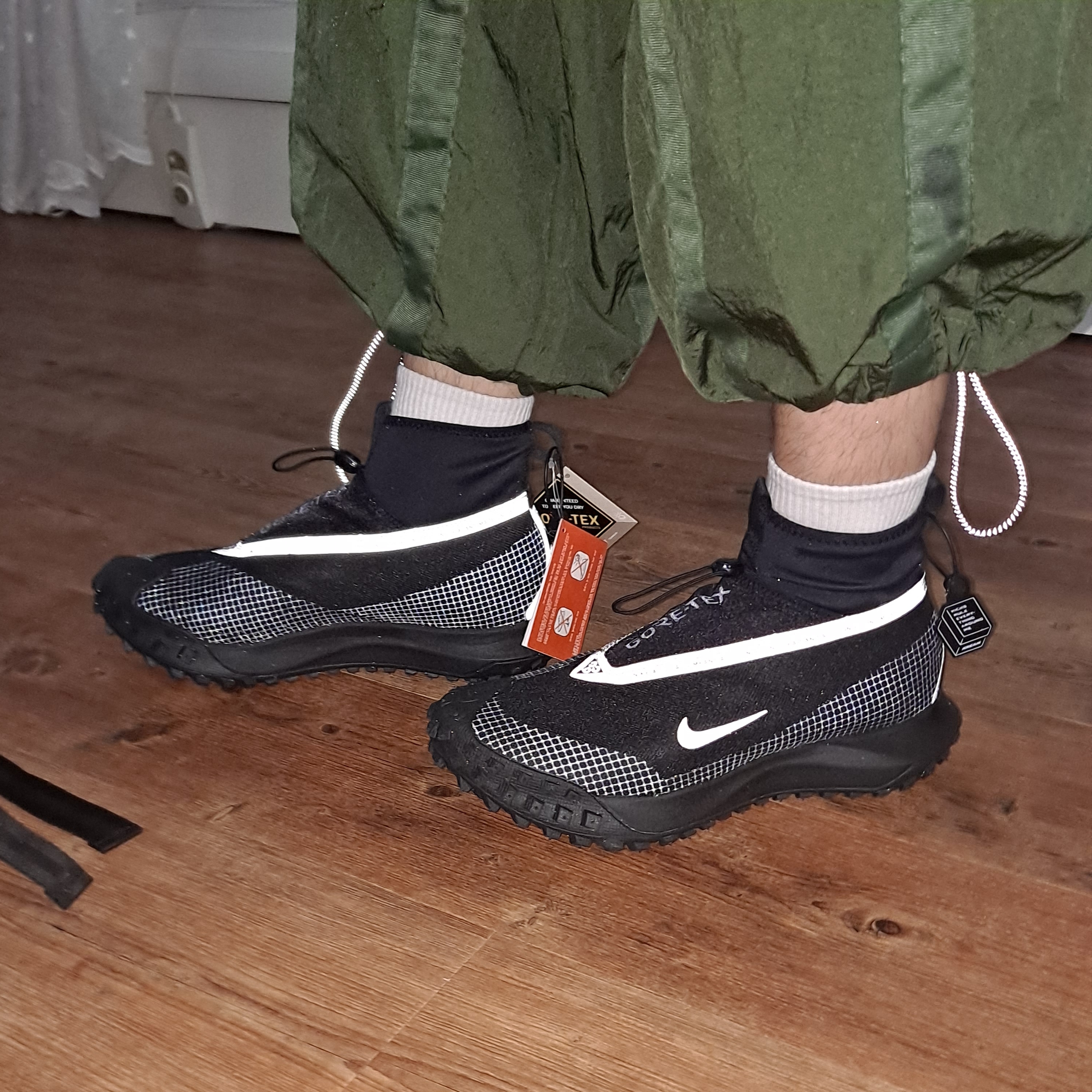 Nike ACG Mountain Fly Gore-Tex Black and Dark Grey 착용 스타일