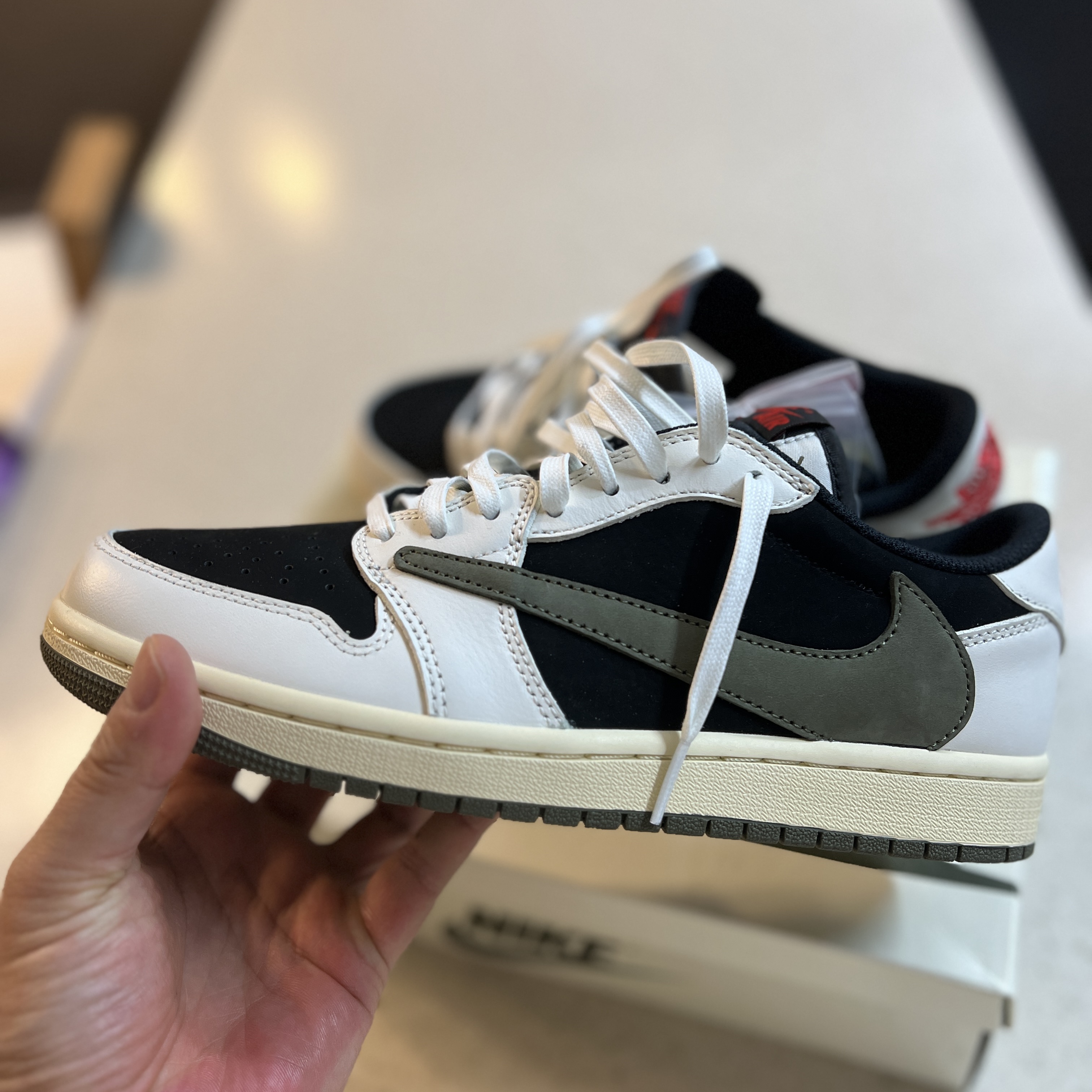 (W) Jordan 1 x Travis Scott Retro Low OG SP Medium Olive 착용 스타일 - 2