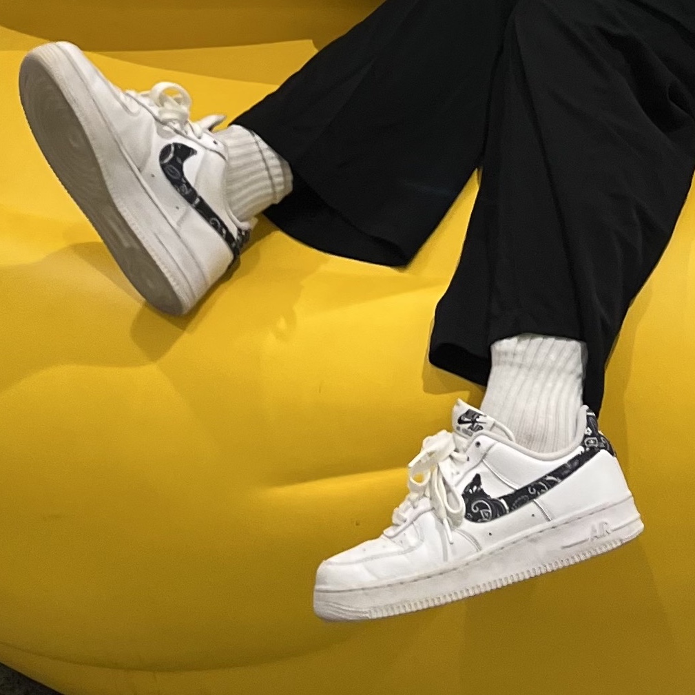 (W) Nike Air Force 1 '07 Essential Paisley Swoosh White Black 착용 스타일