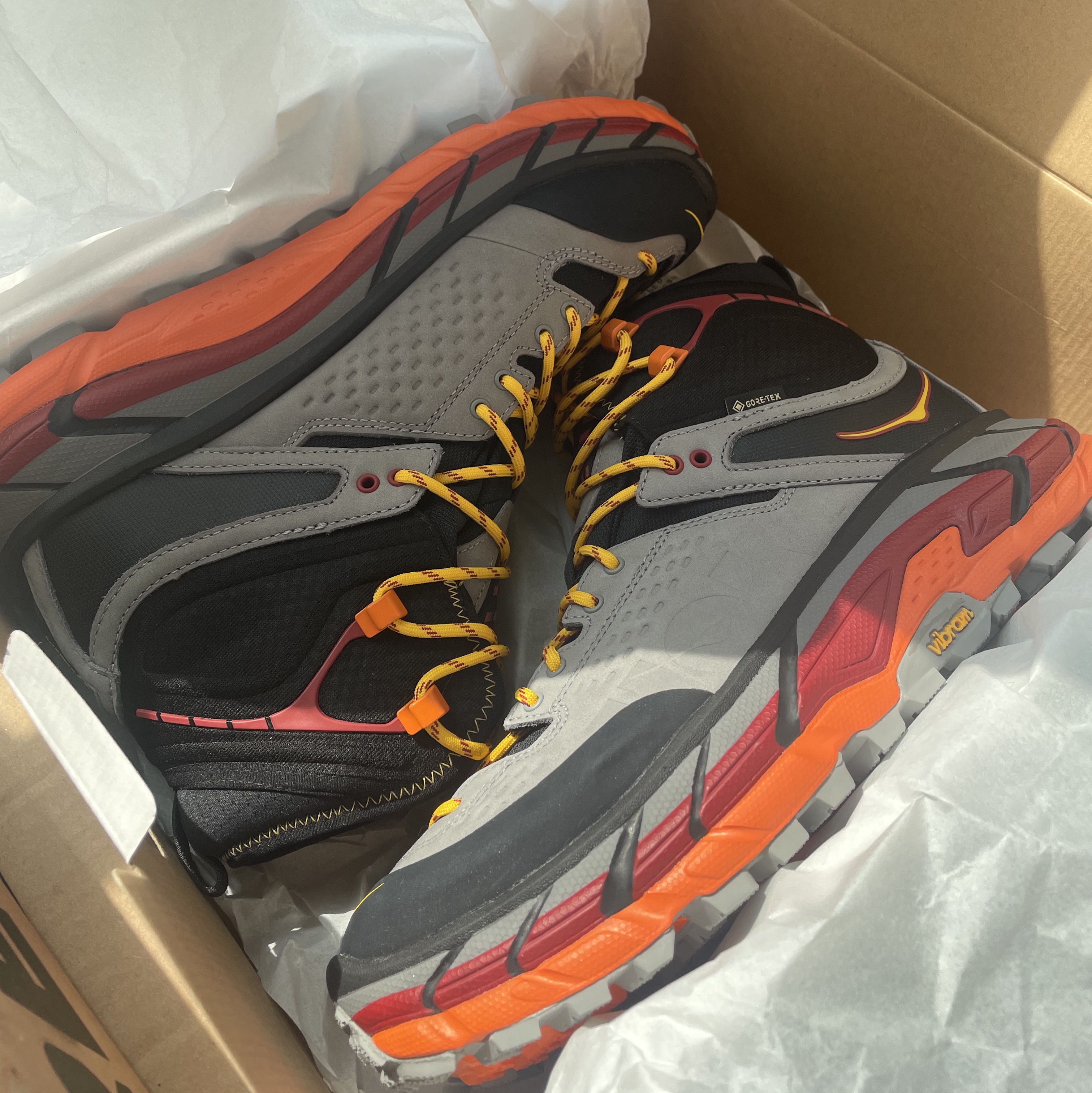 Hoka Tor Ultra High Black Chili Pepper 착용 스타일