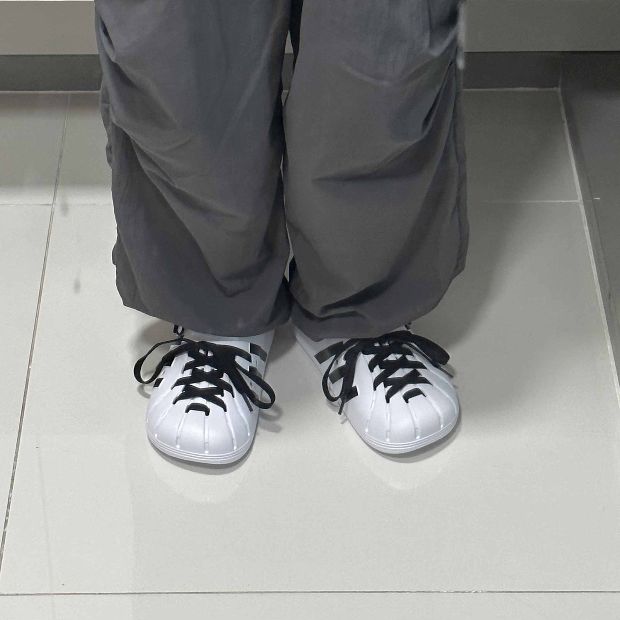 Adidas Adilette Clog White Black 착용 스타일