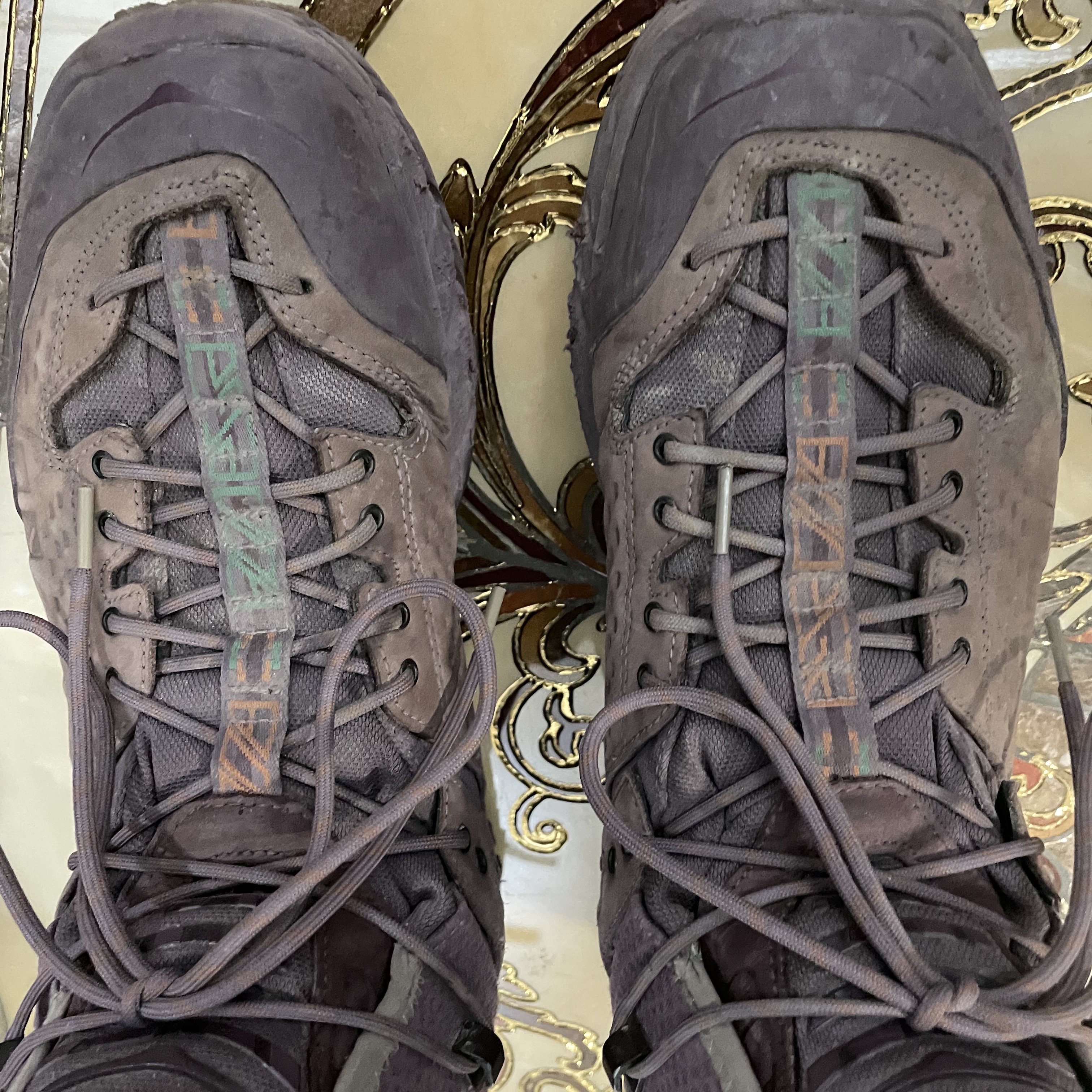 Hoka x Bodega Tor Ultra High Flint Eggplant 착용 스타일 - 3