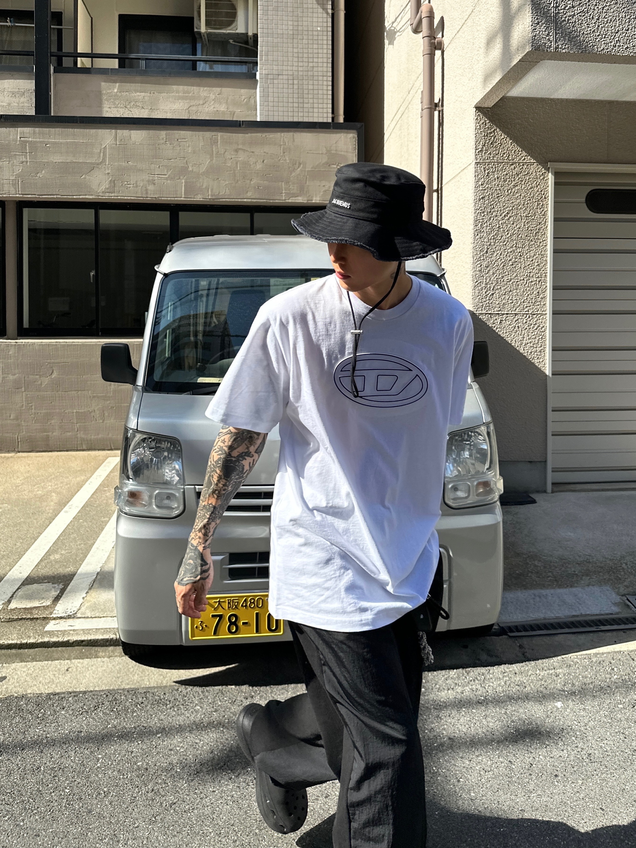 Diesel T-Just-Bigoval Vintage Cotton Jersey T-Shirt White, Jacquemus Le Bob Artichaut Bucket Hat Black 착용 스타일 - 1