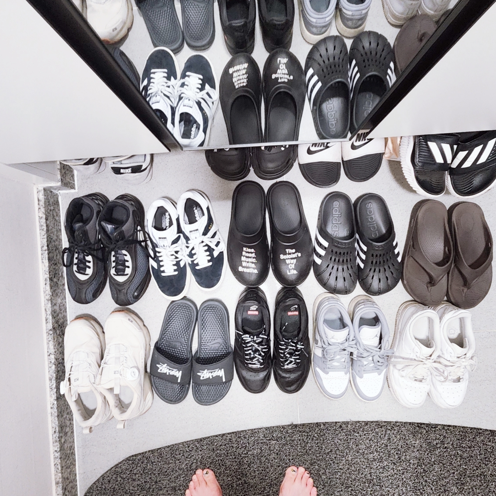 (W) Adidas Gazelle Bold Core Black Cloud White, Adidas Adilette Clog Black White 착용 스타일