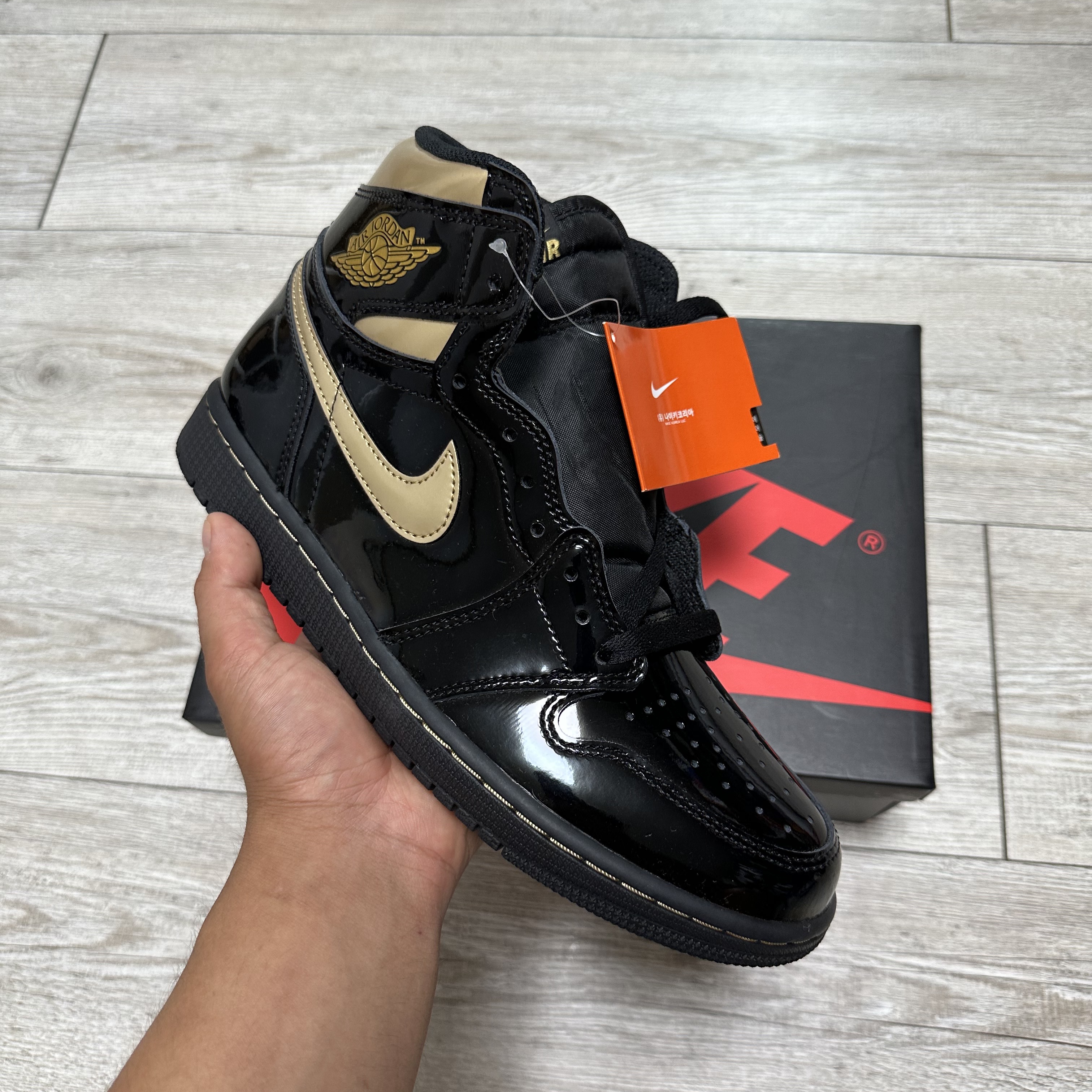 Jordan 1 Retro High OG Metallic Gold 착용 스타일 - 2