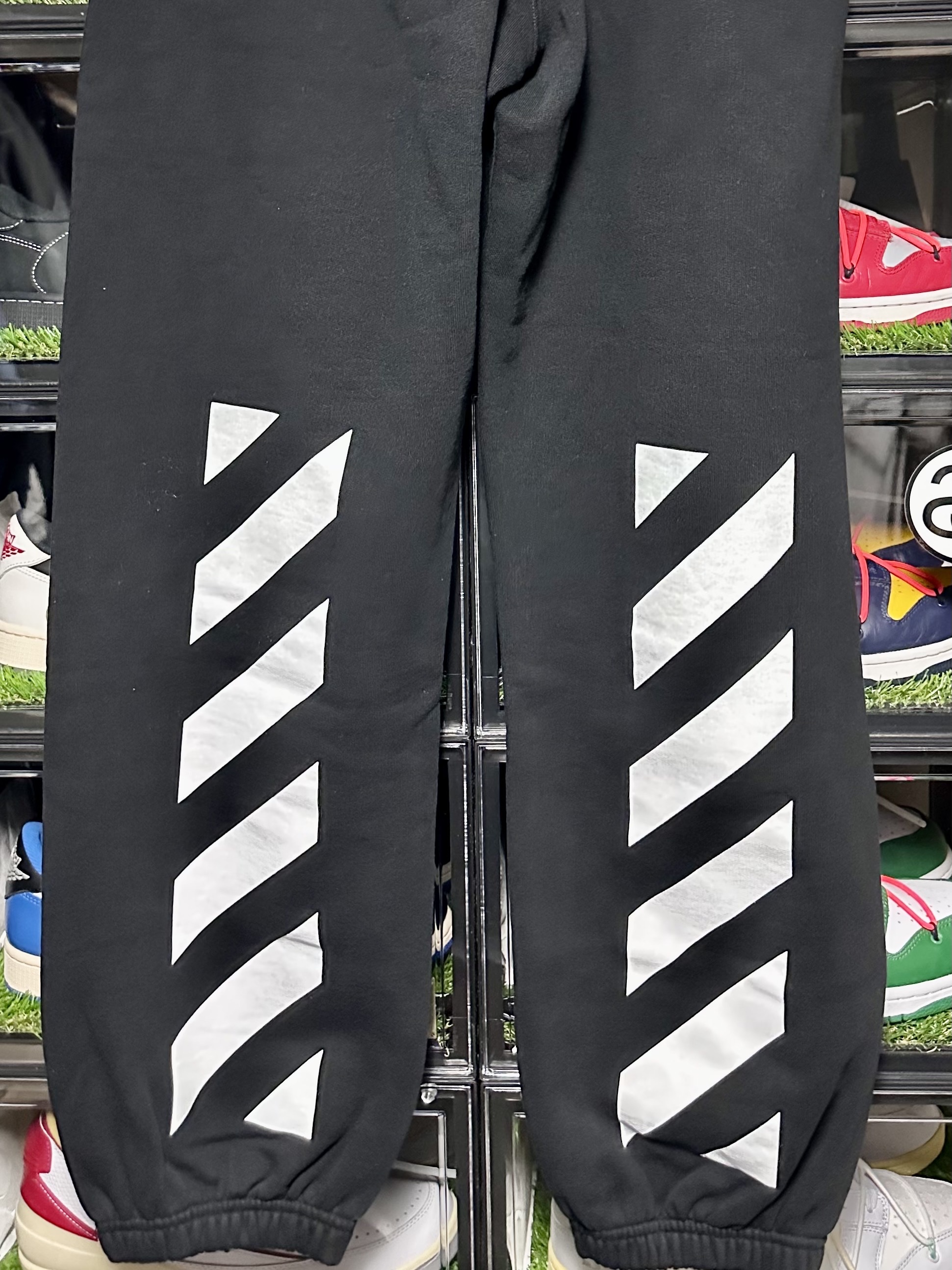 Off-White Diagonal Helvetica Over Hoodie Black White, Off-White Diag Helvetica Slim Sweatpants Black 착용 스타일 - 2