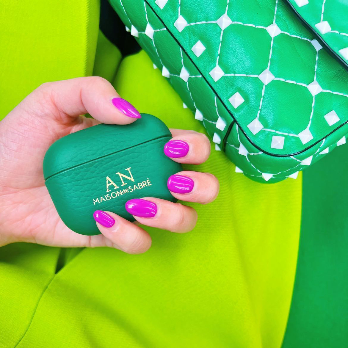 [KREAM 단독] Maison de Sabre AirPods Case Pro Emerald Green, [KREAM 단독] Maison de Sabre AirPods Case 3 Emerald Green 착용 스타일