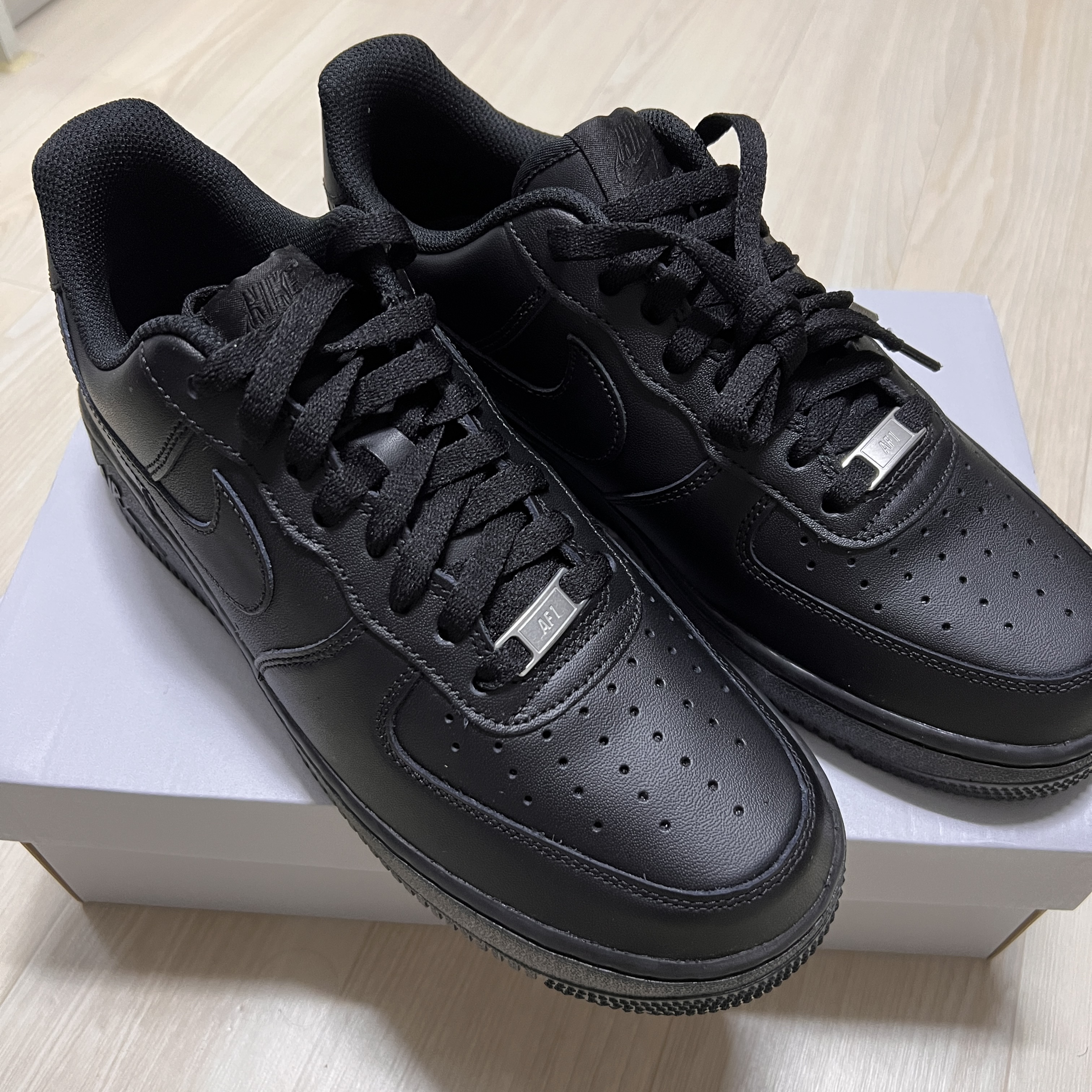 Nike Air Force 1 '07 Low Triple Black, Apple AirPods Max Lightning Space Gray (Korean Ver.) 착용 스타일 - 2