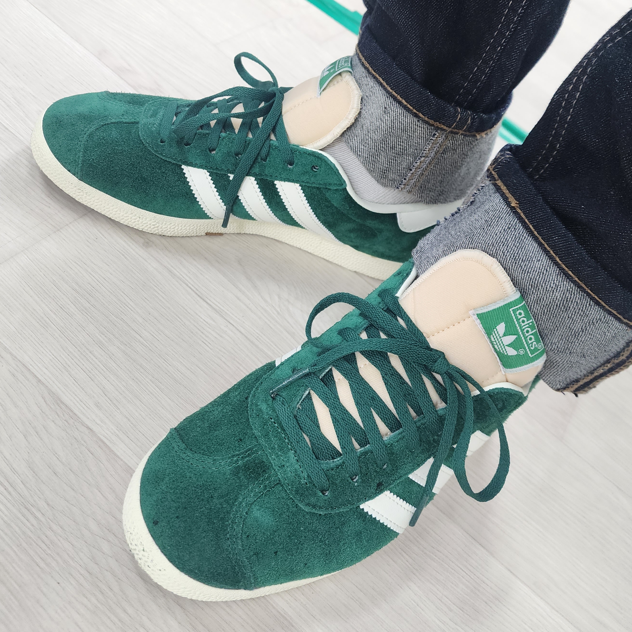 Adidas Gazelle Dark Green Cream White 착용 스타일