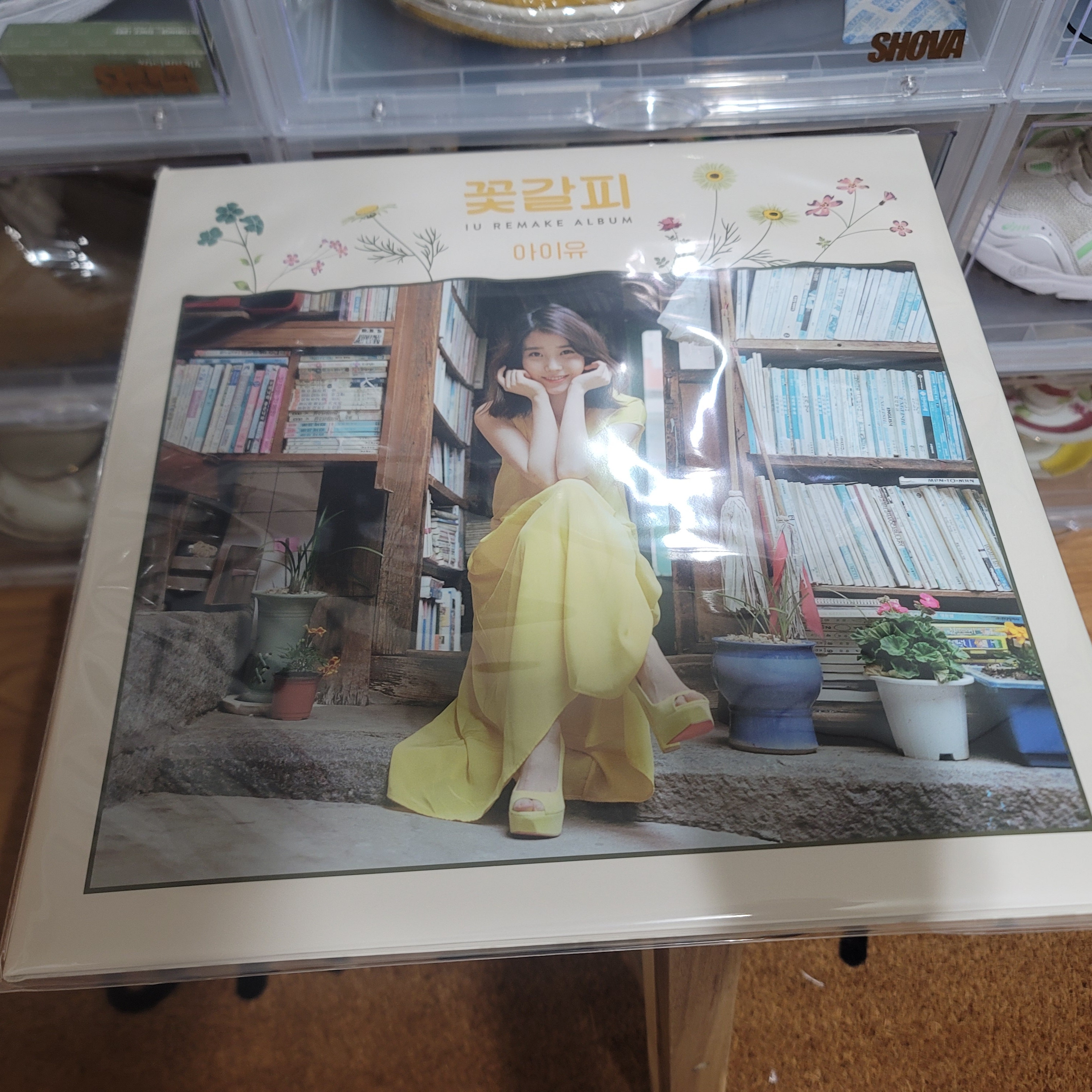 IU Remake Album A Flower Bookmark (Edam Ver.) LP 착용 스타일 - 1