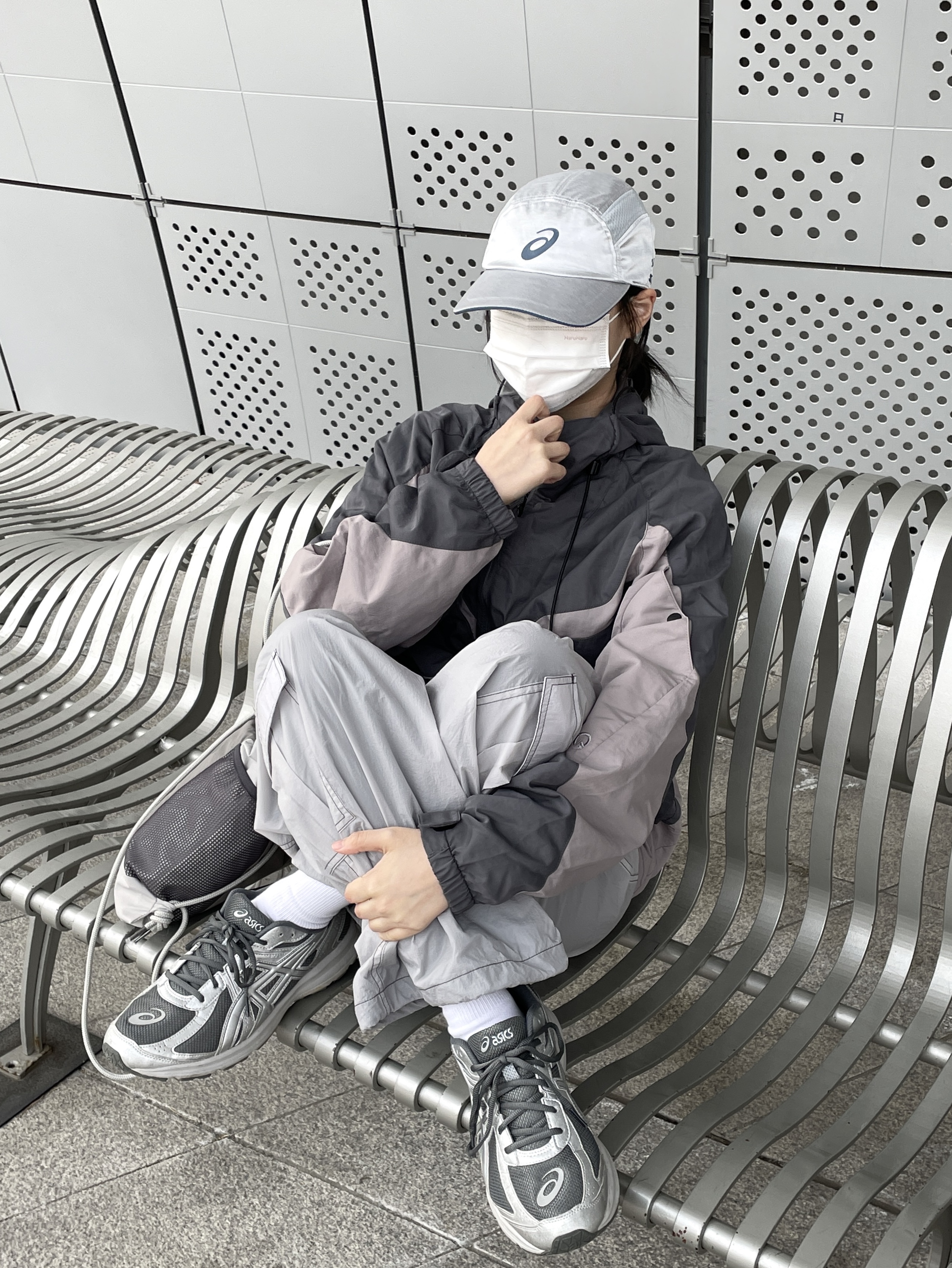 IAB Studio x Asics Silver Woven Cap, Asics Jog 100 S SMU Sheet Rock Pure Silver - 2E Wide 착용 스타일 - 2