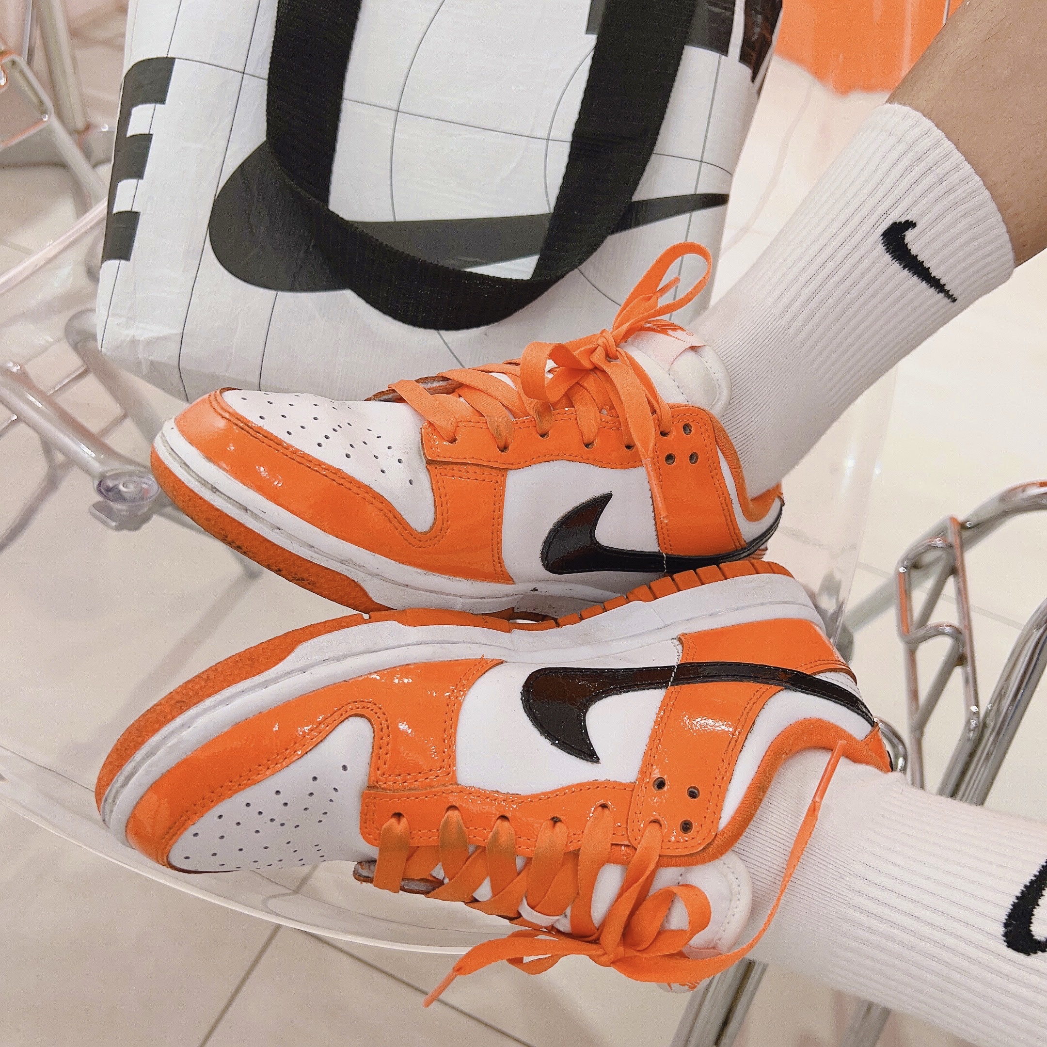 (W) Nike Dunk Low Essential Brilliant Orange 착용 스타일 - 3