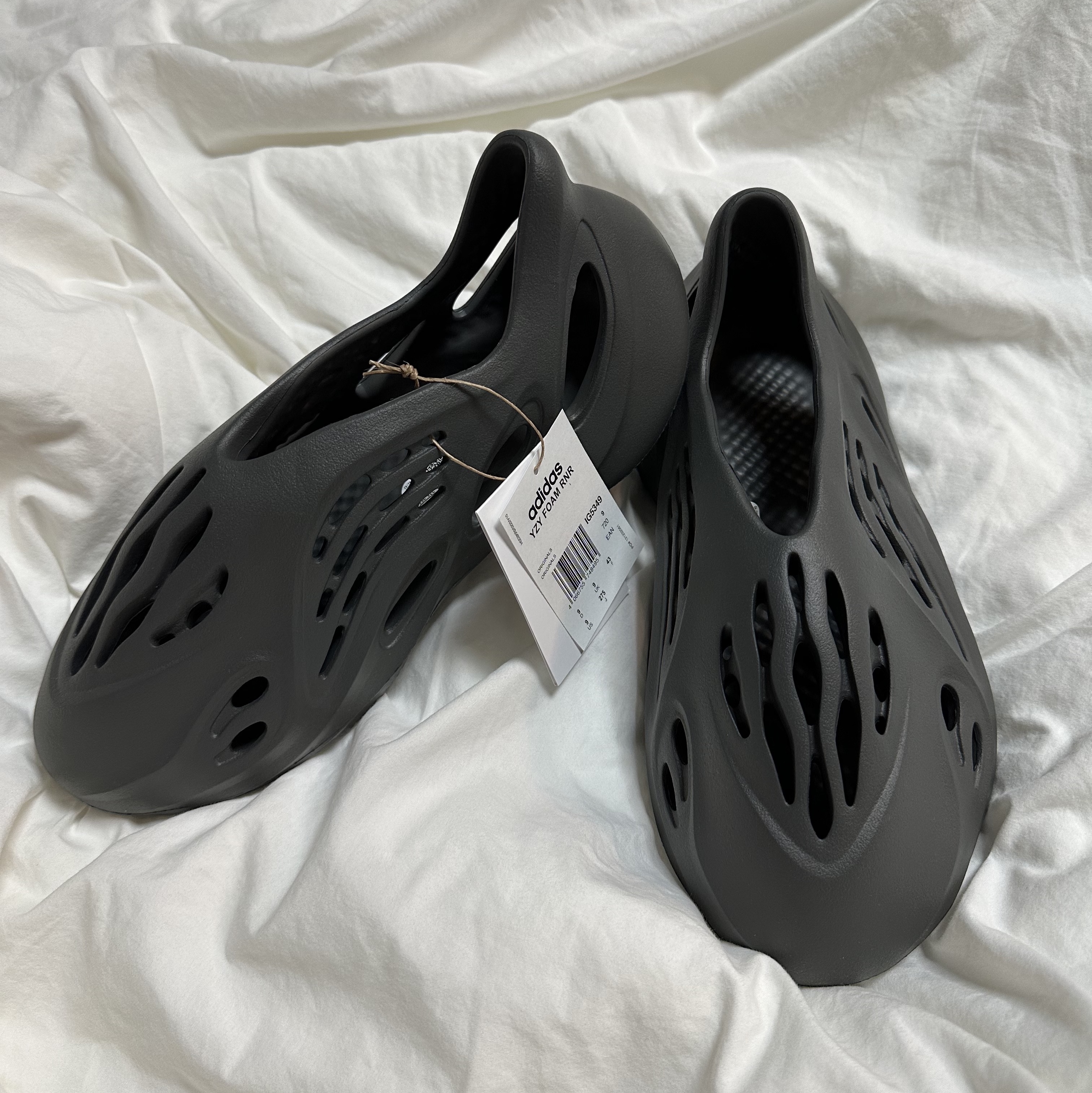 Adidas Yeezy Foam RNNR Carbon 착용 스타일
